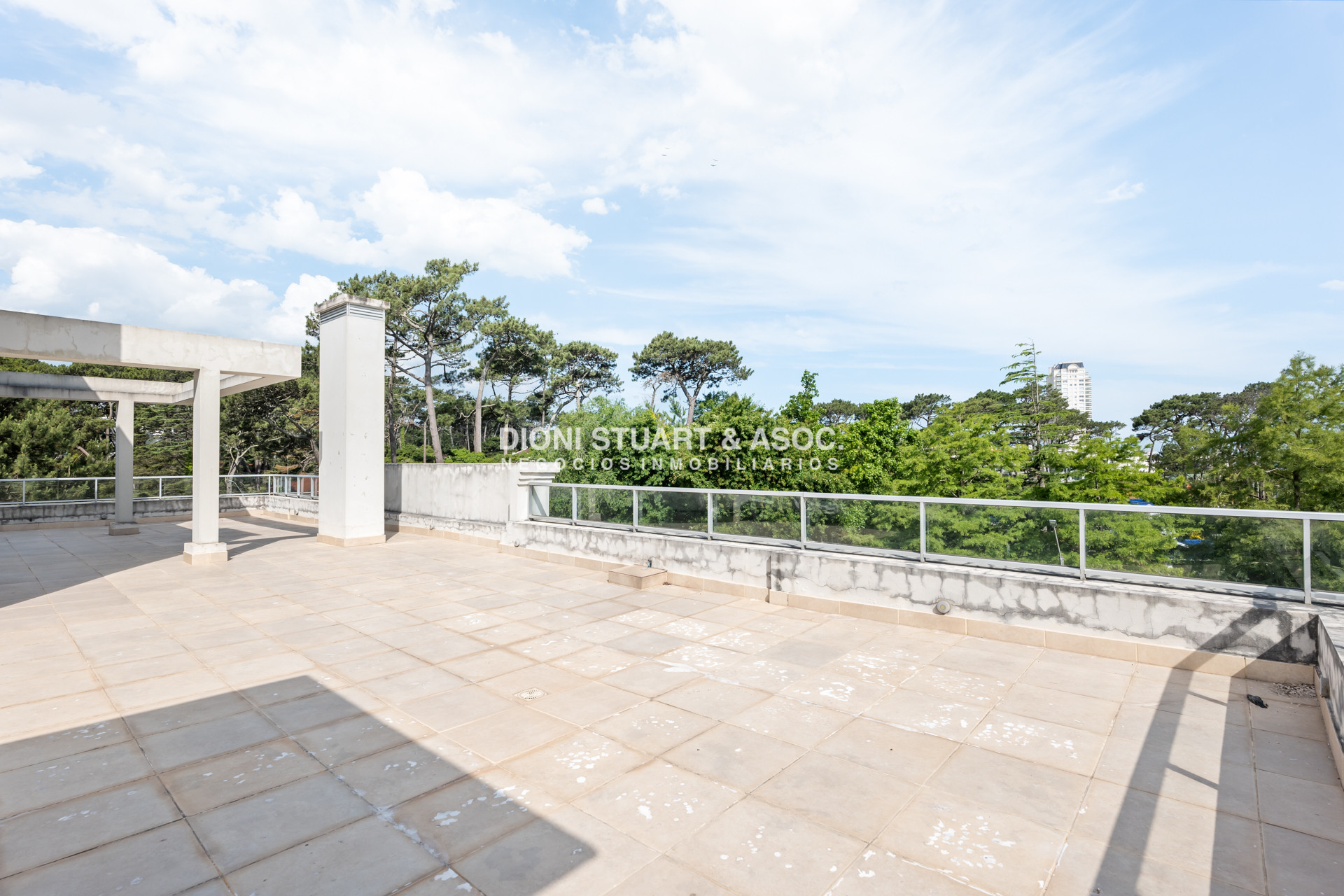 Apartamento ID.860 - APARTAMENTO EN VENTA EN PLAYA MANSA DE 2 DORMITORIOS CON PARRILLERO - EDIFICIO MONET