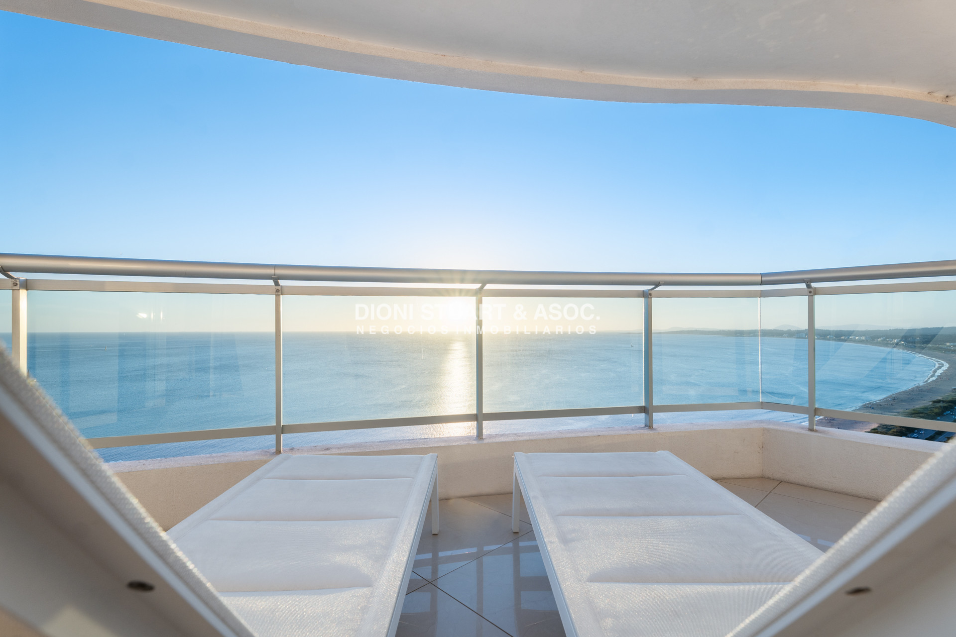 Apartamento ID.910 - DEPARTAMENTO DUPLEX EN AQUARELA - PLAYA MANSA - 4 DORM EN SUITE + DEPENDENCIA