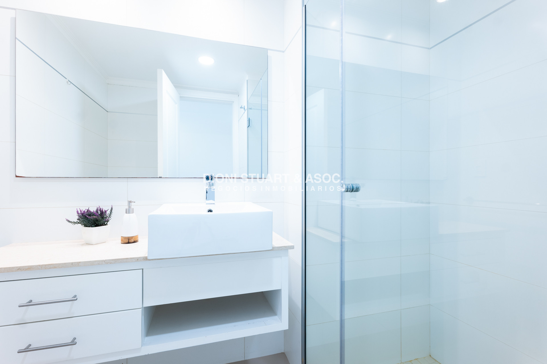 Apartamento ID.820 - APARTAMENTO EN VENTA EN PLAYA MANSA DE 2 DORMITORIOS CON PARRILLERO
