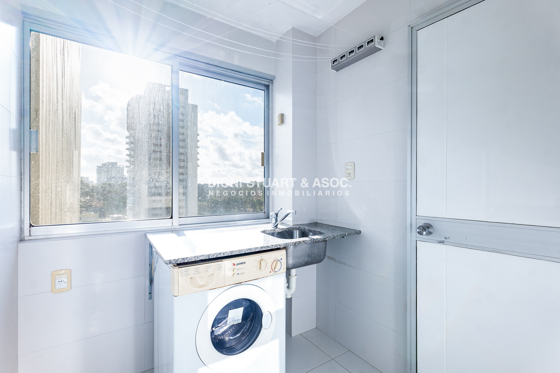 Apartamento ID.1005 - ROOSEVELT CENTER ESQUINERO RECICLADO - 3 DORMITORIOS Y DEP.