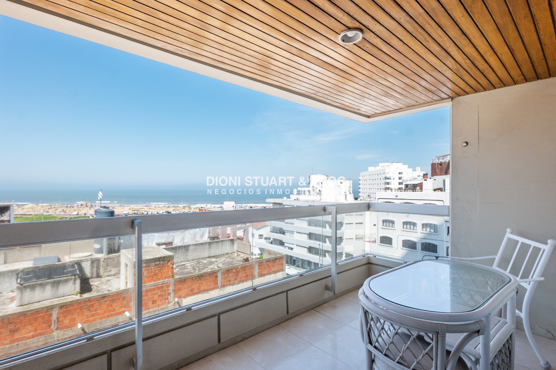 Apartamento ID.921 - DEPARTAMENTO EN ALQUILER ANUAL O DE TEMPORADA - 4 DORMITORIOS Y DEPENDENCIA - CON PARRILLERO - EDIFICIO EL TORREON - PLAYA MANSA