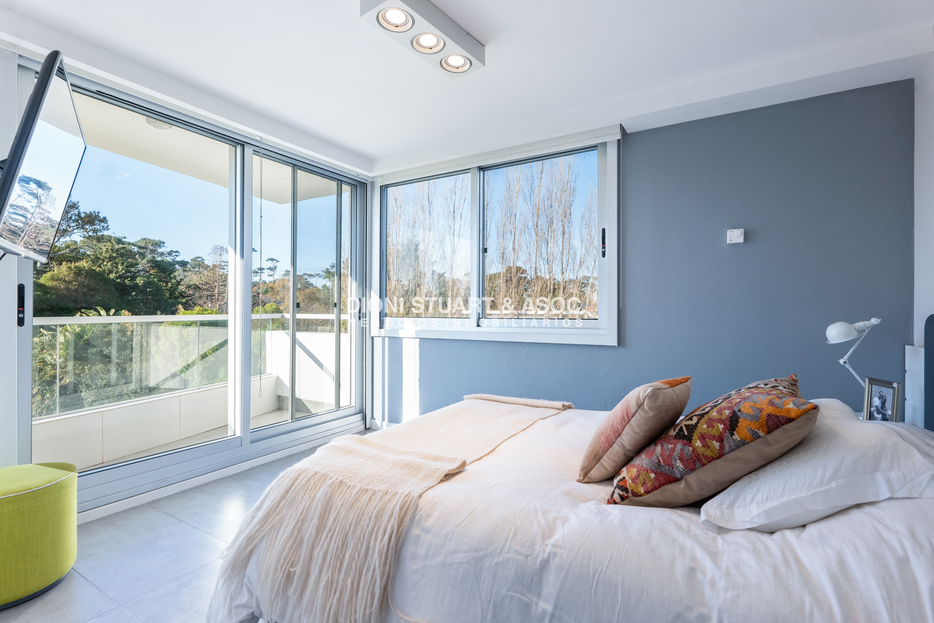 Apartamento ID.1017 - APARTAMENTO EN VENTA - PLAYA MANSA - LUMIERE - ESQUIENRO - 3 DORM + DEP. SERV