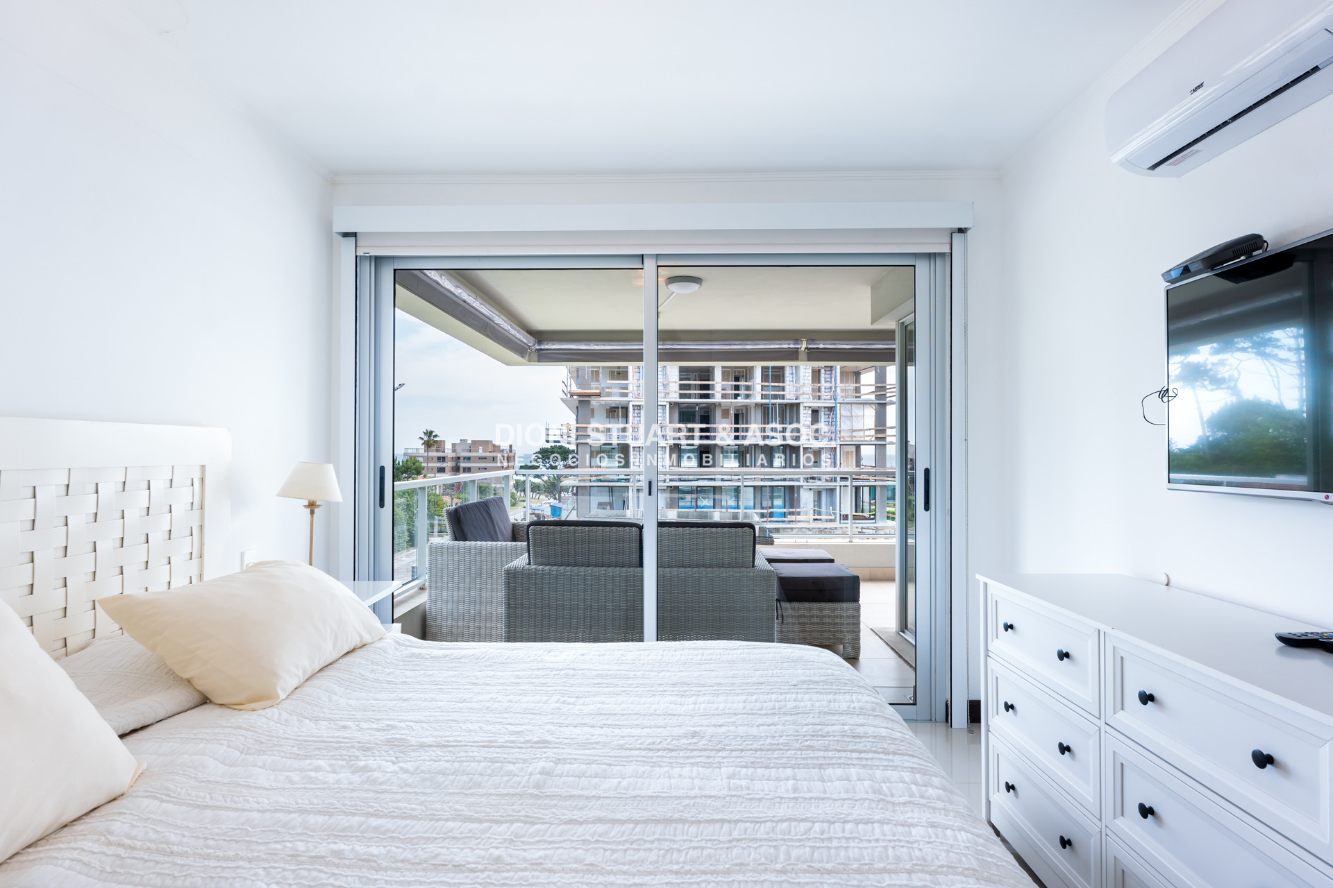 Apartamento ID.860 - APARTAMENTO EN VENTA EN PLAYA MANSA DE 2 DORMITORIOS CON PARRILLERO - EDIFICIO MONET