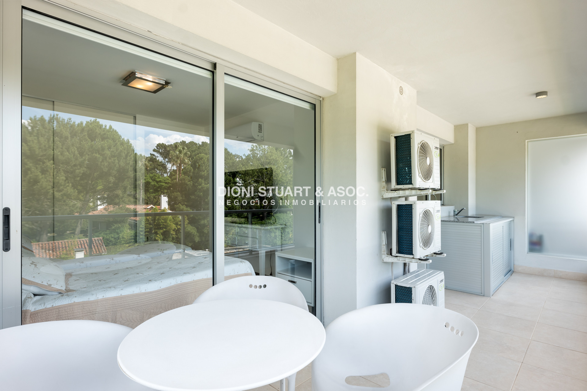 Apartamento ID.860 - APARTAMENTO EN VENTA EN PLAYA MANSA DE 2 DORMITORIOS CON PARRILLERO - EDIFICIO MONET