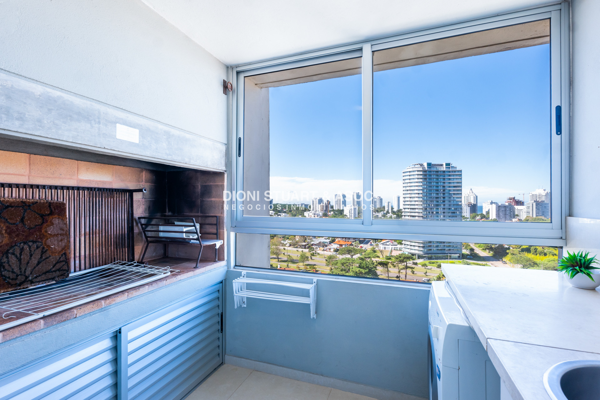 Apartamento ID.938 - GALA TOWER DEPARTAMENTO ESQUINERO 3 DORMITORIOS VISTA AL MAR - PLAYA MANSA - CON PARRILLERO
