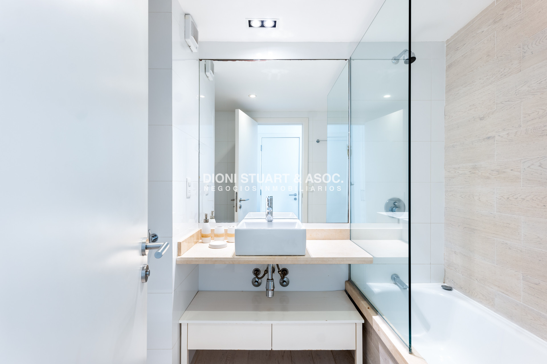 Apartamento ID.841 - Apartamento de 4 Dormitorios Con Parrillero - Emerald - Playa Mansa