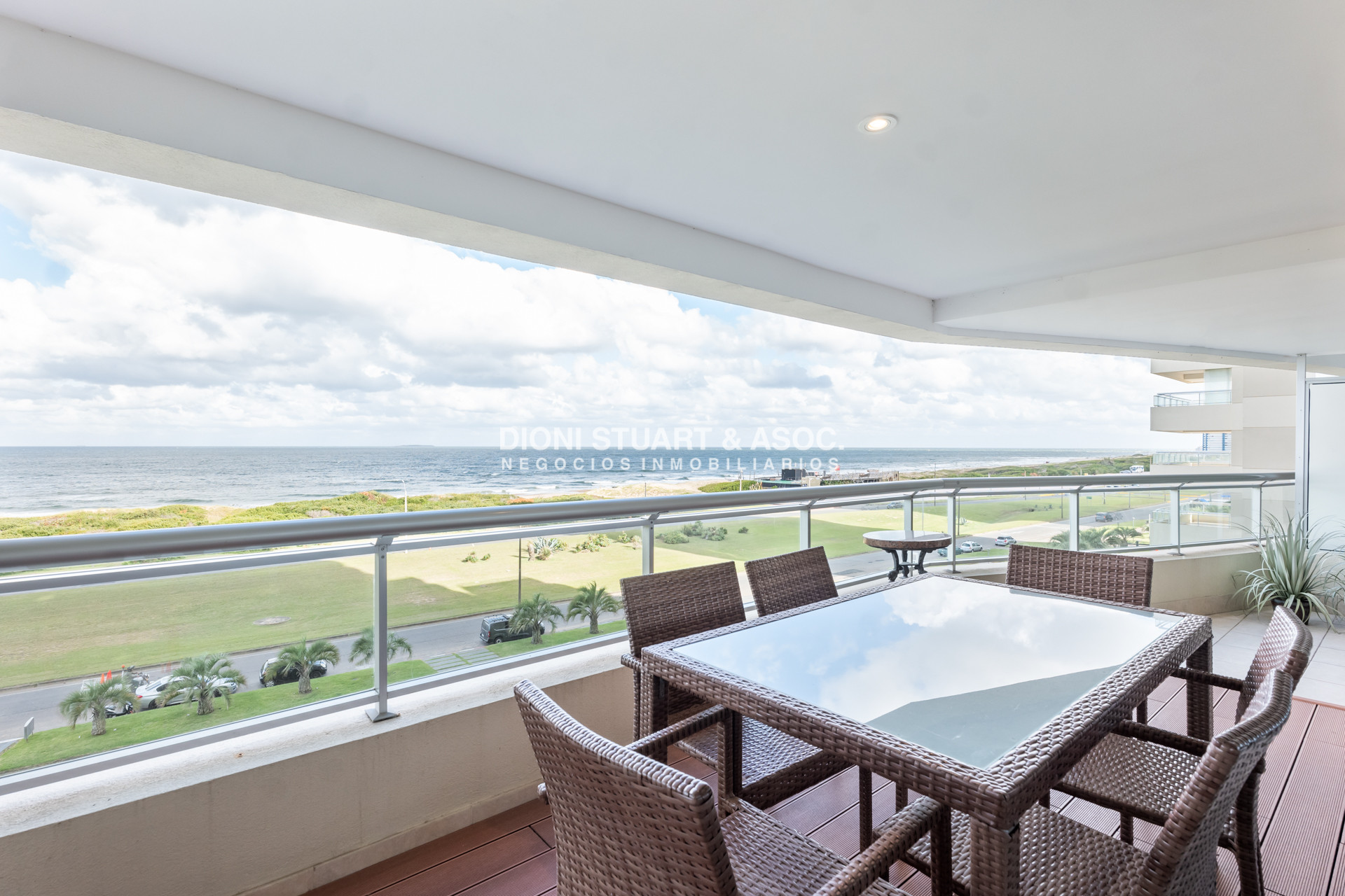 Apartamento ID.939 - TORRE LOBOS DEPARTAMENTO CENTRAL EN VENTA DE 3 DORMITORIOS EN SUITE + DEP. SERV. - PRIMERA LINEA PLAYA BRAVA
