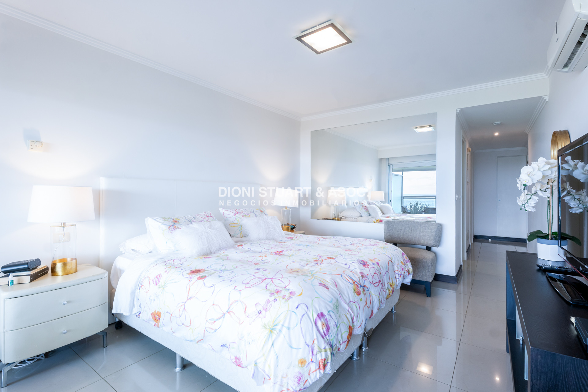 Apartamento ID.939 - TORRE LOBOS DEPARTAMENTO CENTRAL EN VENTA DE 3 DORMITORIOS EN SUITE + DEP. SERV. - PRIMERA LINEA PLAYA BRAVA