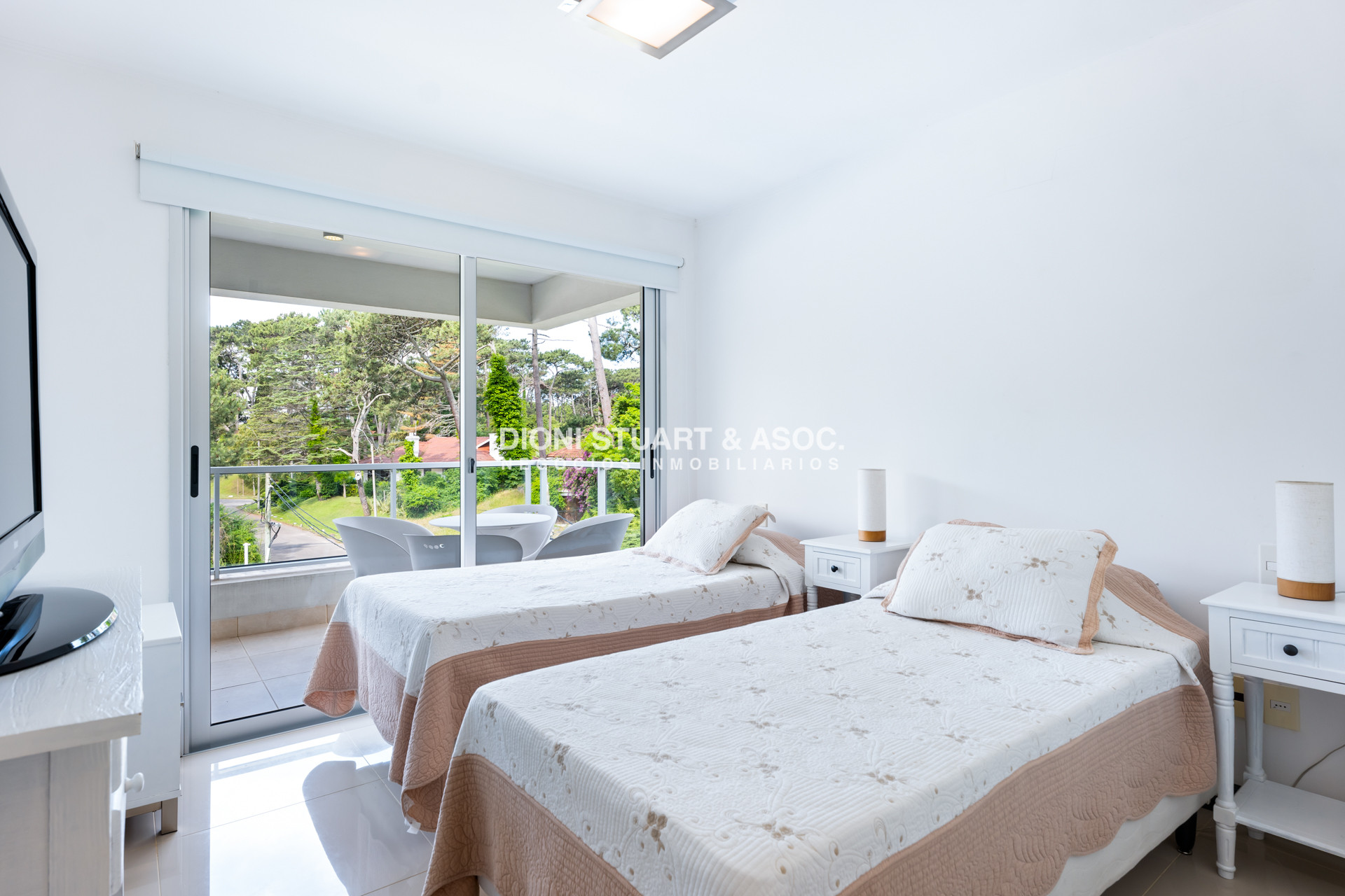 Apartamento ID.860 - APARTAMENTO EN VENTA EN PLAYA MANSA DE 2 DORMITORIOS CON PARRILLERO - EDIFICIO MONET