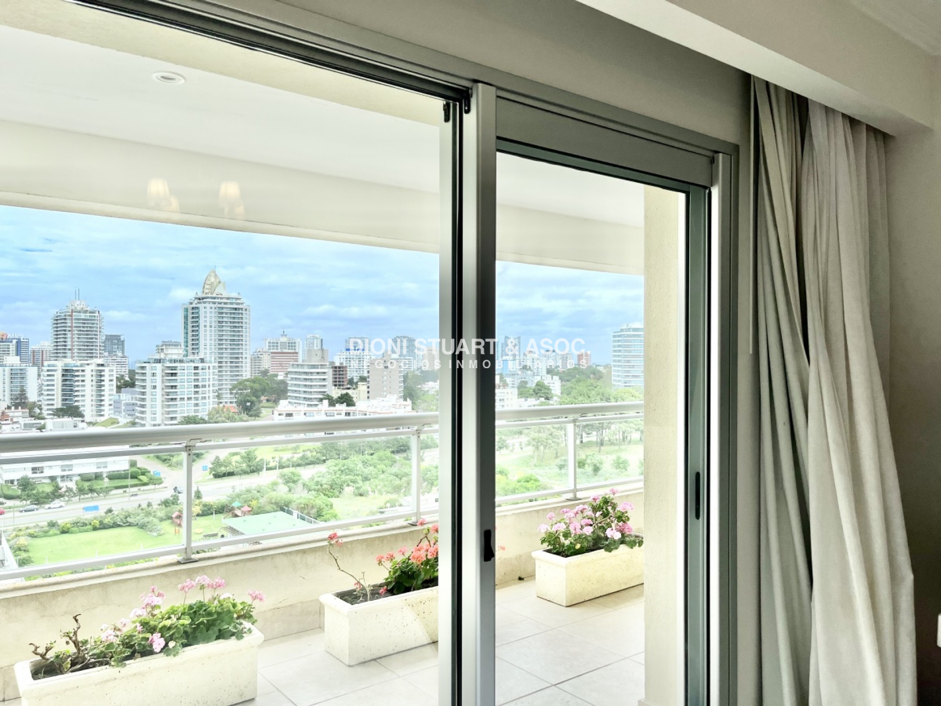 Apartamento ID.116 - Torre Lobos  -  Esquinero - En Venta