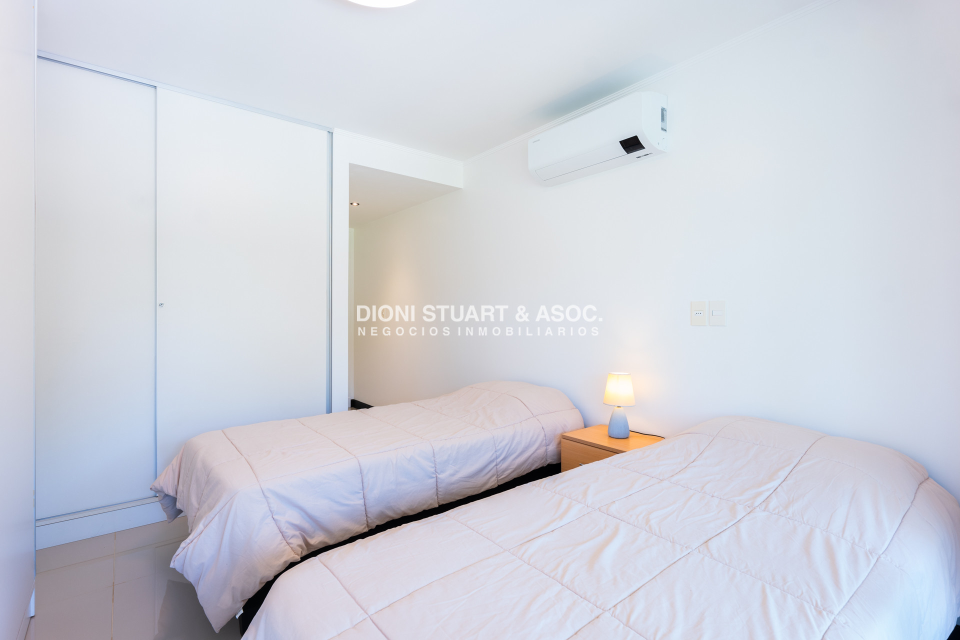 Apartamento ID.821 - APARTAMENTO EN VENTA EN PLAYA MANSA DE 2 DORMITORIOS CON PARRILLERO