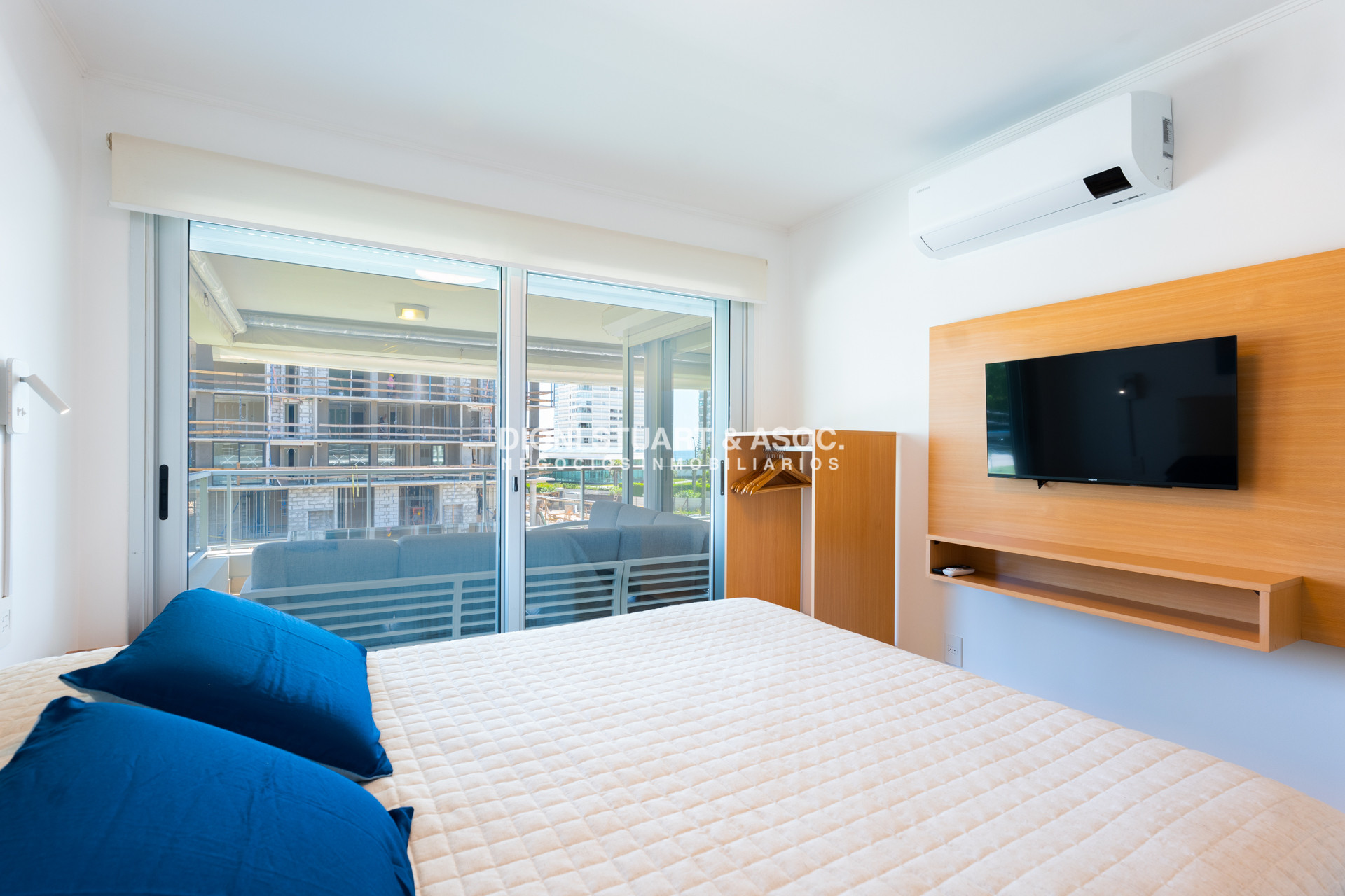 Apartamento ID.821 - APARTAMENTO EN VENTA EN PLAYA MANSA DE 2 DORMITORIOS CON PARRILLERO