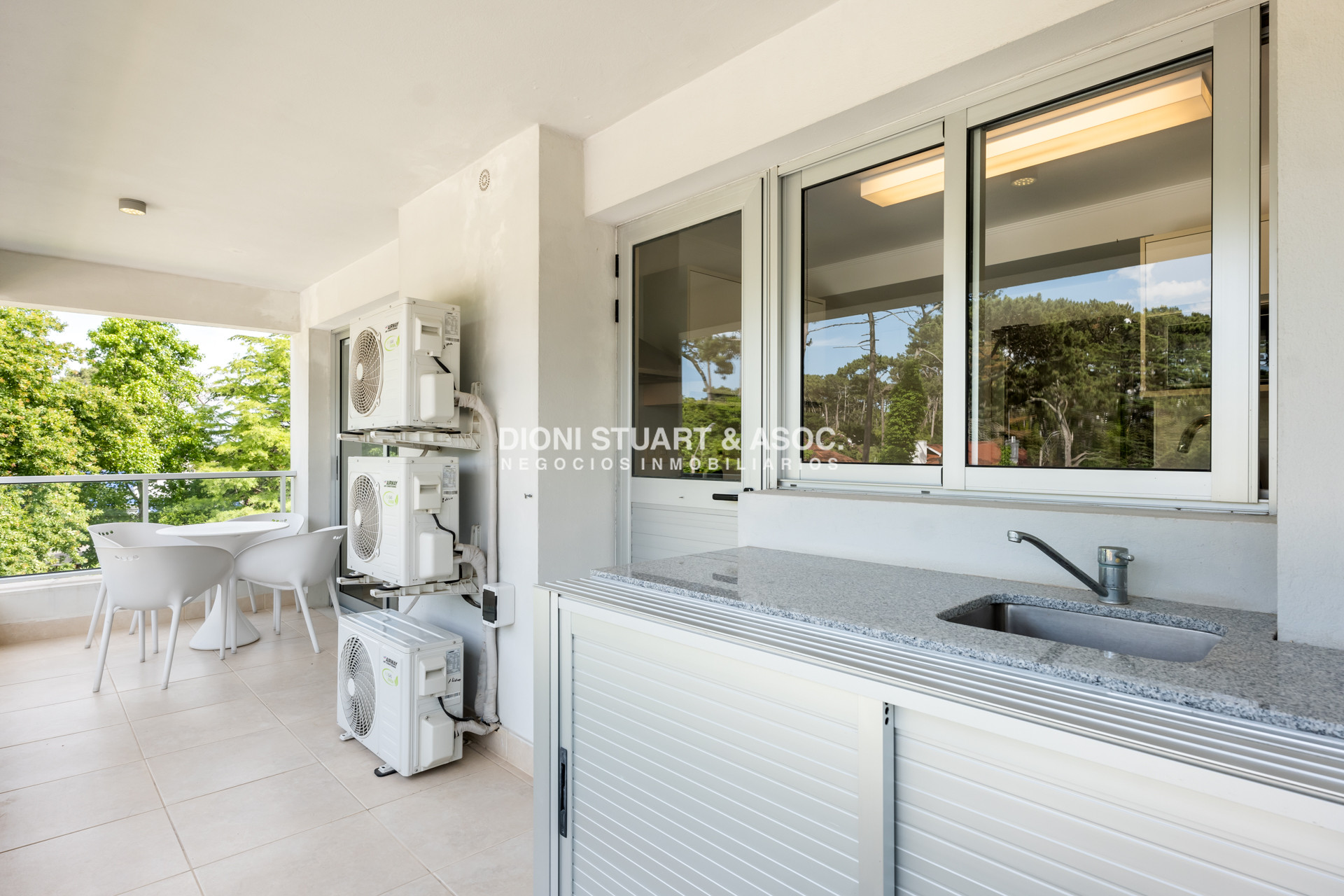 Apartamento ID.860 - APARTAMENTO EN VENTA EN PLAYA MANSA DE 2 DORMITORIOS CON PARRILLERO - EDIFICIO MONET