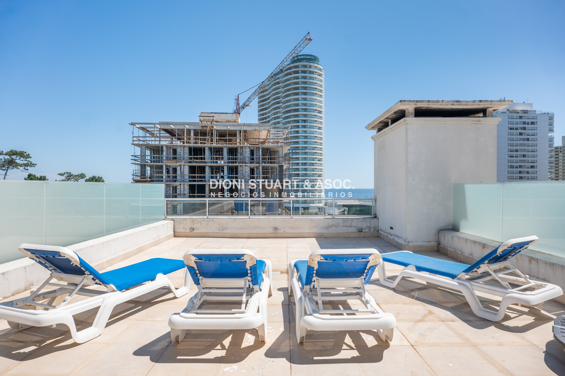 Apartamento ID.820 - APARTAMENTO EN VENTA EN PLAYA MANSA DE 2 DORMITORIOS CON PARRILLERO