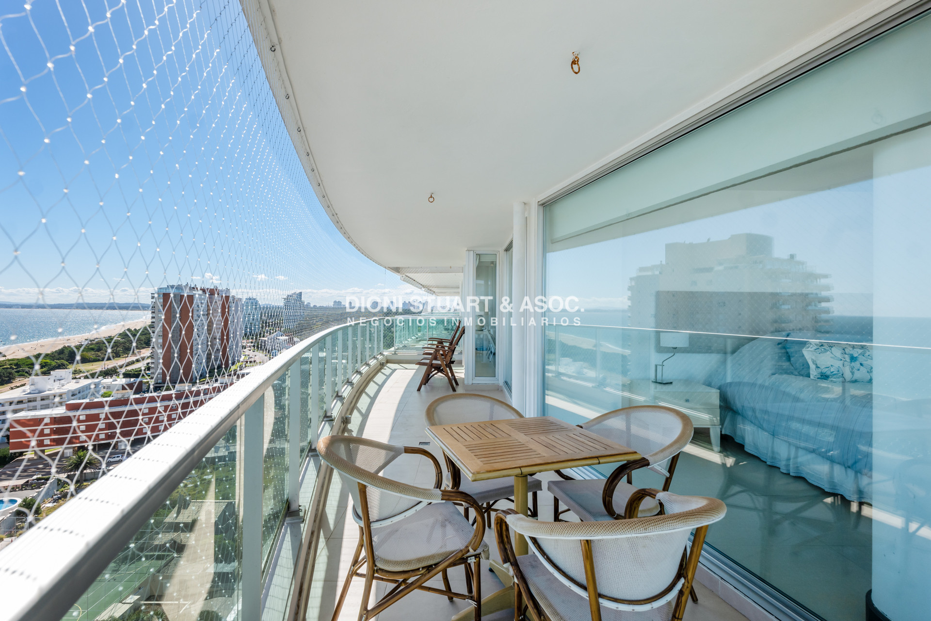 Apartamento ID.938 - GALA TOWER DEPARTAMENTO ESQUINERO 3 DORMITORIOS VISTA AL MAR - PLAYA MANSA - CON PARRILLERO