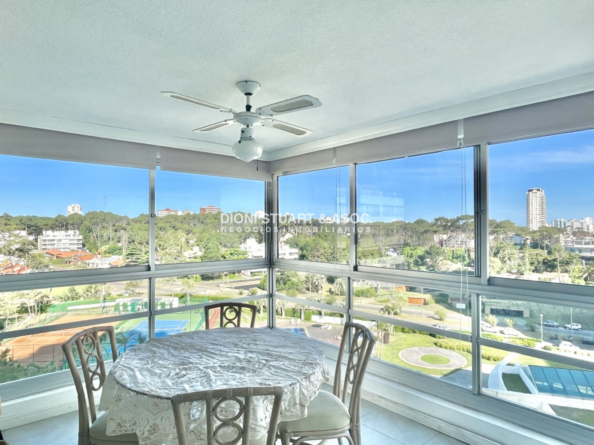Apartamento ID.319 - Complejo Lincoln Center - En Venta - 2 Dorm + Dependencia - Playa Mansa