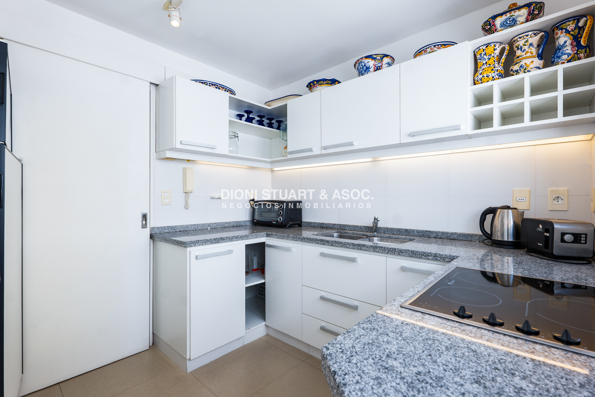Apartamento ID.920 - DEPARTAMENTO EN VENTA FRENTE AL MAR - CON PARRILLERO - 3 DORMITORIOS - RECICLADO - PENINSULA - PUNTA DEL ESTE