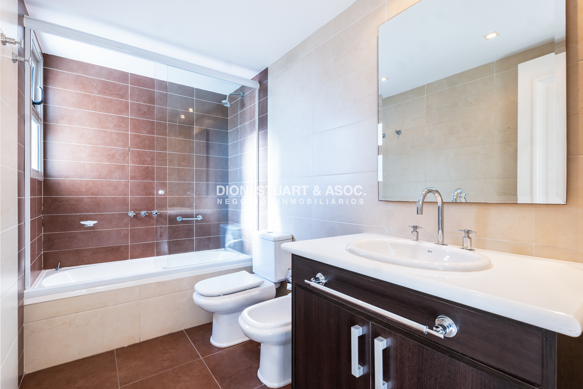 Apartamento ID.982 - APARTAMENTO EN IMPERIALE I EN VENTA - ESQUINERO - 3 DORMITORIOS EN SUITE + DEPENDENCIA
