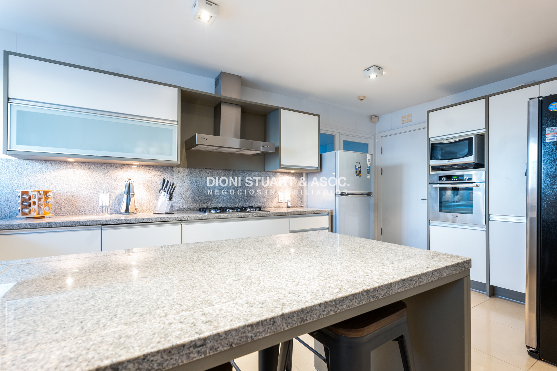 Apartamento ID.910 - DEPARTAMENTO DUPLEX EN AQUARELA - PLAYA MANSA - 4 DORM EN SUITE + DEPENDENCIA