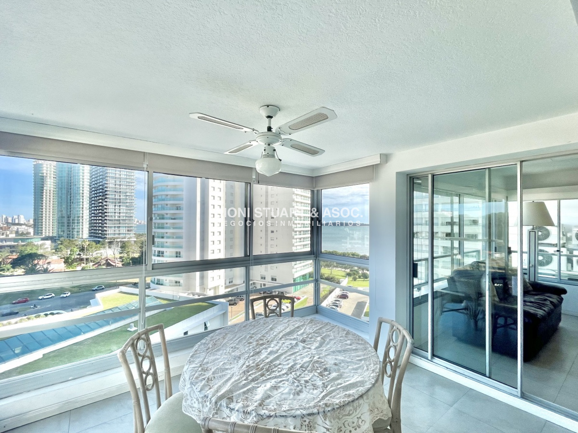Apartamento ID.319 - Complejo Lincoln Center - En Venta - 2 Dorm + Dependencia - Playa Mansa