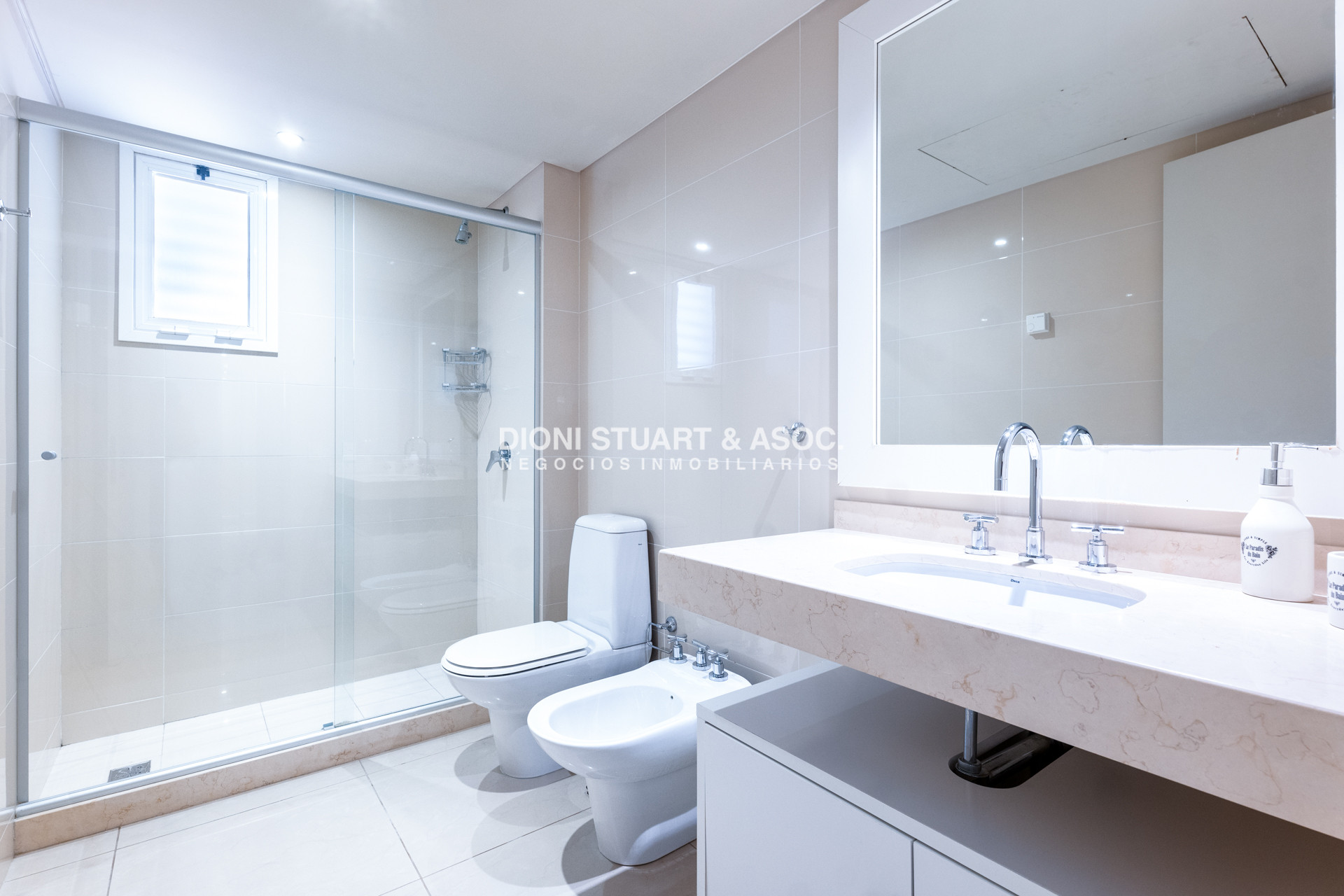 Apartamento ID.910 - DEPARTAMENTO DUPLEX EN AQUARELA - PLAYA MANSA - 4 DORM EN SUITE + DEPENDENCIA