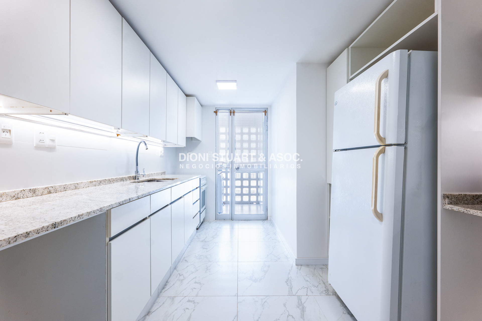 Apartamento ID.935 - DEPARTAMENTO EN VENTA FRENTE AL MAR DE 2 DORMITORIOS Y DEPENDENCIA DE SERVICIO RECICLADO EN TUNQUELEN I - PRIMERA LINEA PLAYA MANSA