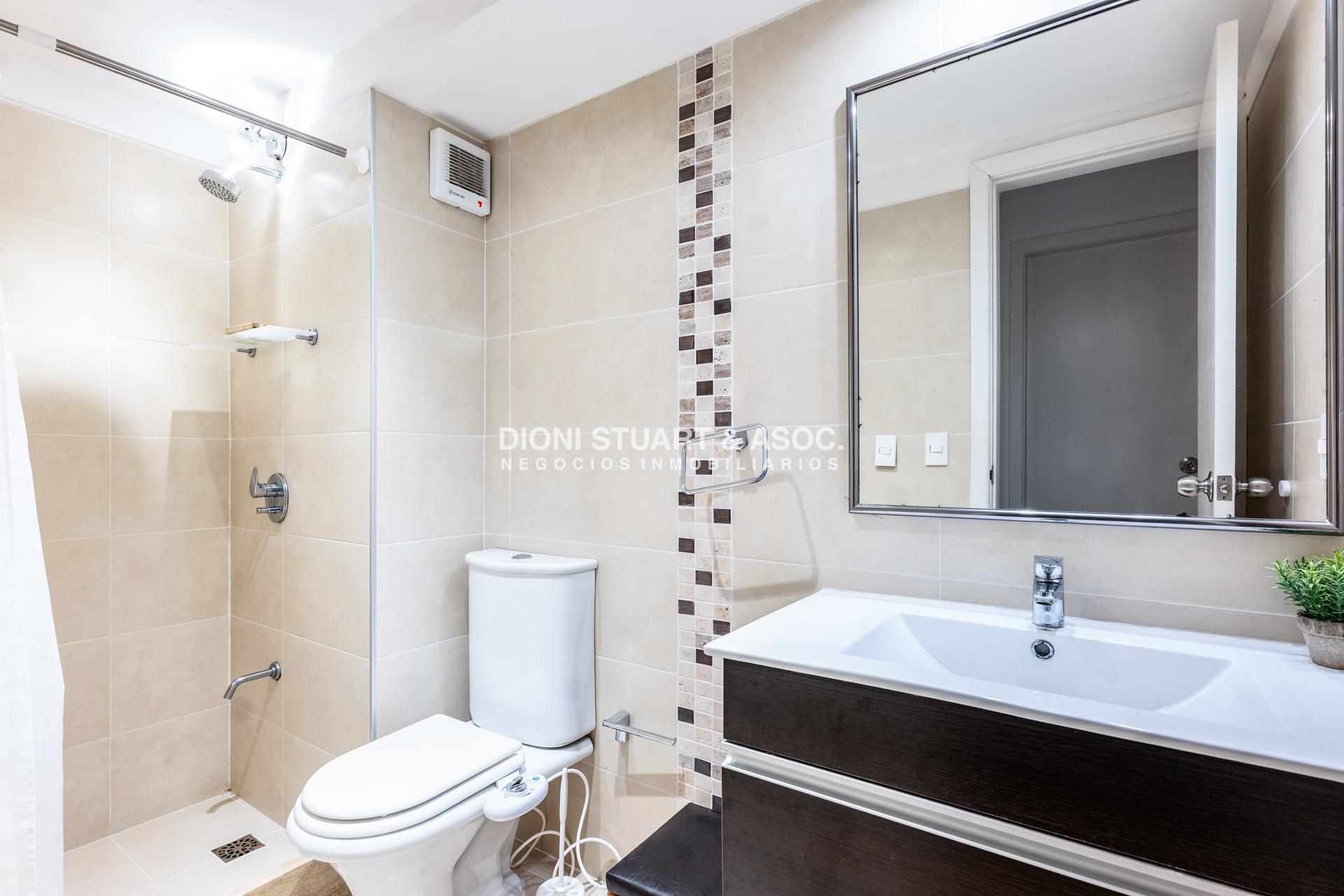 Apartamento ID.940 - DEPARTAMENTO EN VENTA CON PARRILLERO 3 DORMITORIOS RECICLADO - EDIFICIO CAP BRETON - PLAYA MANSA