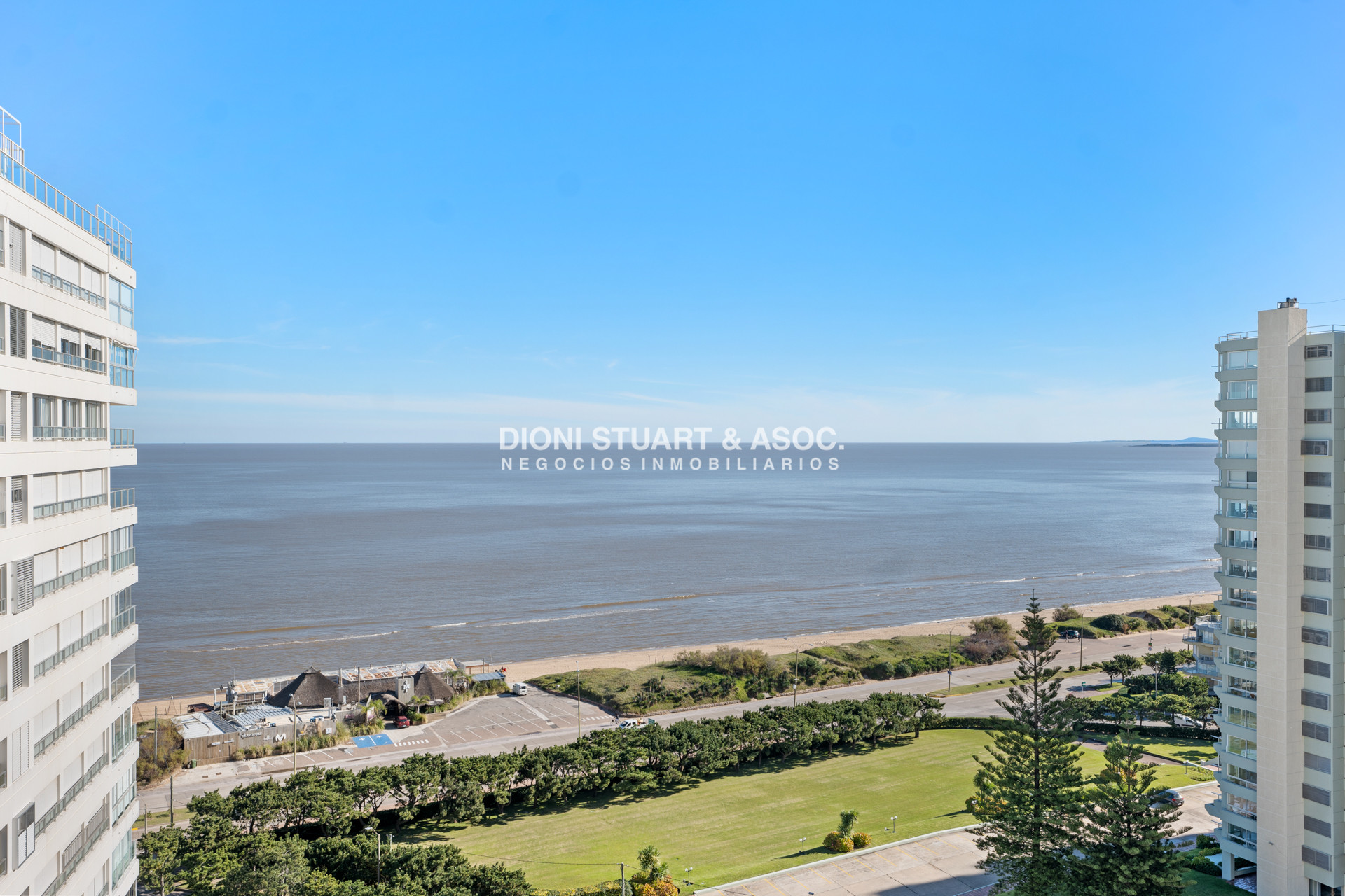Apartamento ID.444 - APARTAMENTO EN VENTA DE 1 DORMITORIO Y MEDIO FRENTE AL MAR - PLAYA MANSA - COMPLEJO LINCOLN CENTER