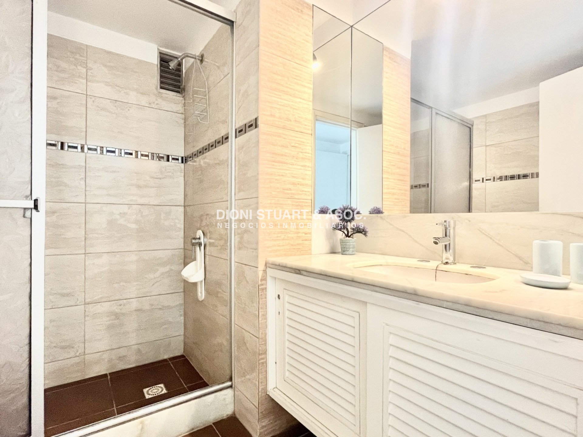 Apartamento ID.319 - Complejo Lincoln Center - En Venta - 2 Dorm + Dependencia - Playa Mansa