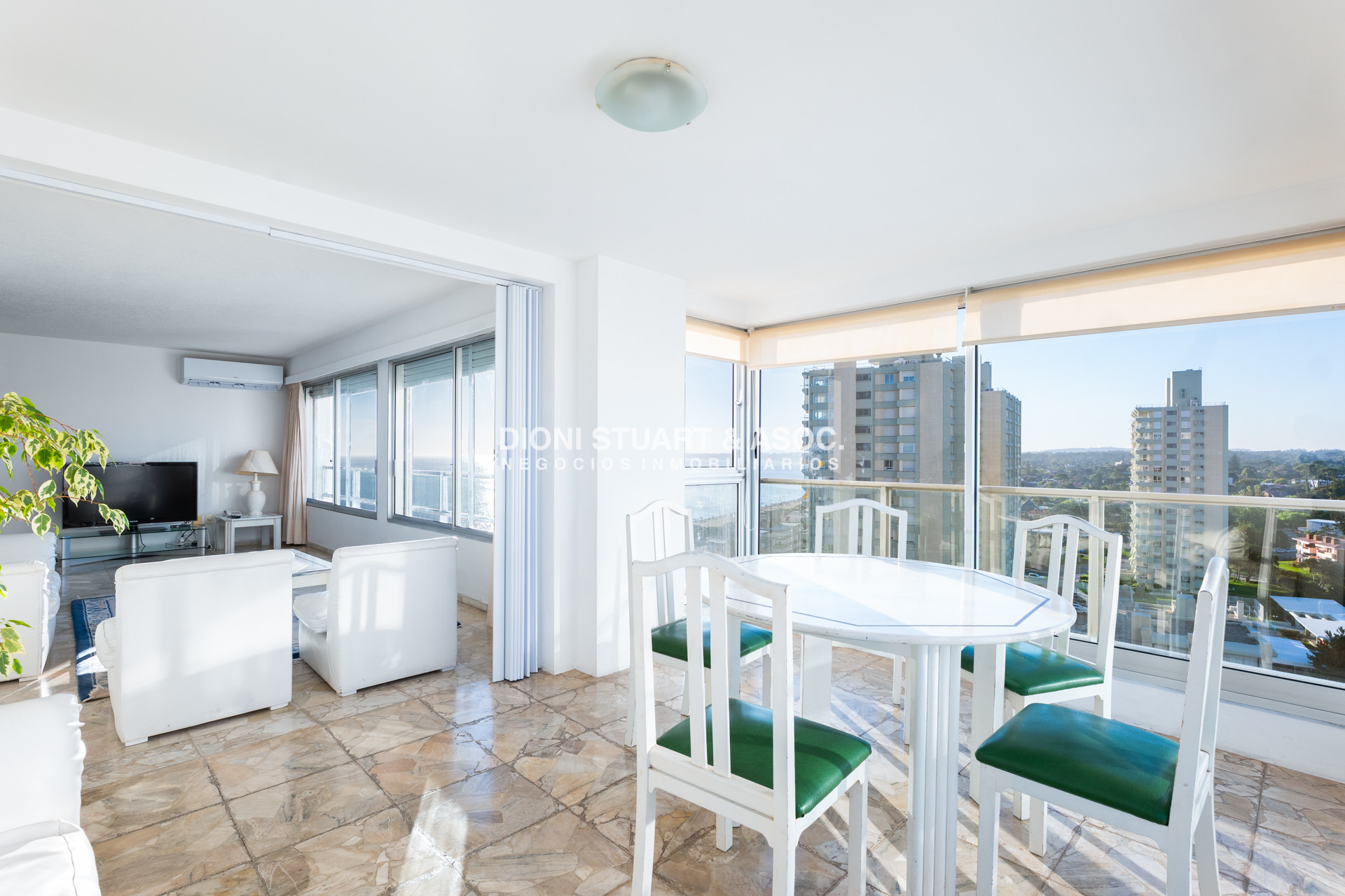 Apartamento ID.367 - SE VENDE DEPARTAMENTO PRIMERA LINEA MANSA - 2 DORM Y MEDIO - RECICLADO - TORRE WASHINGTON - COMPLEJO LINCOLN CENTER