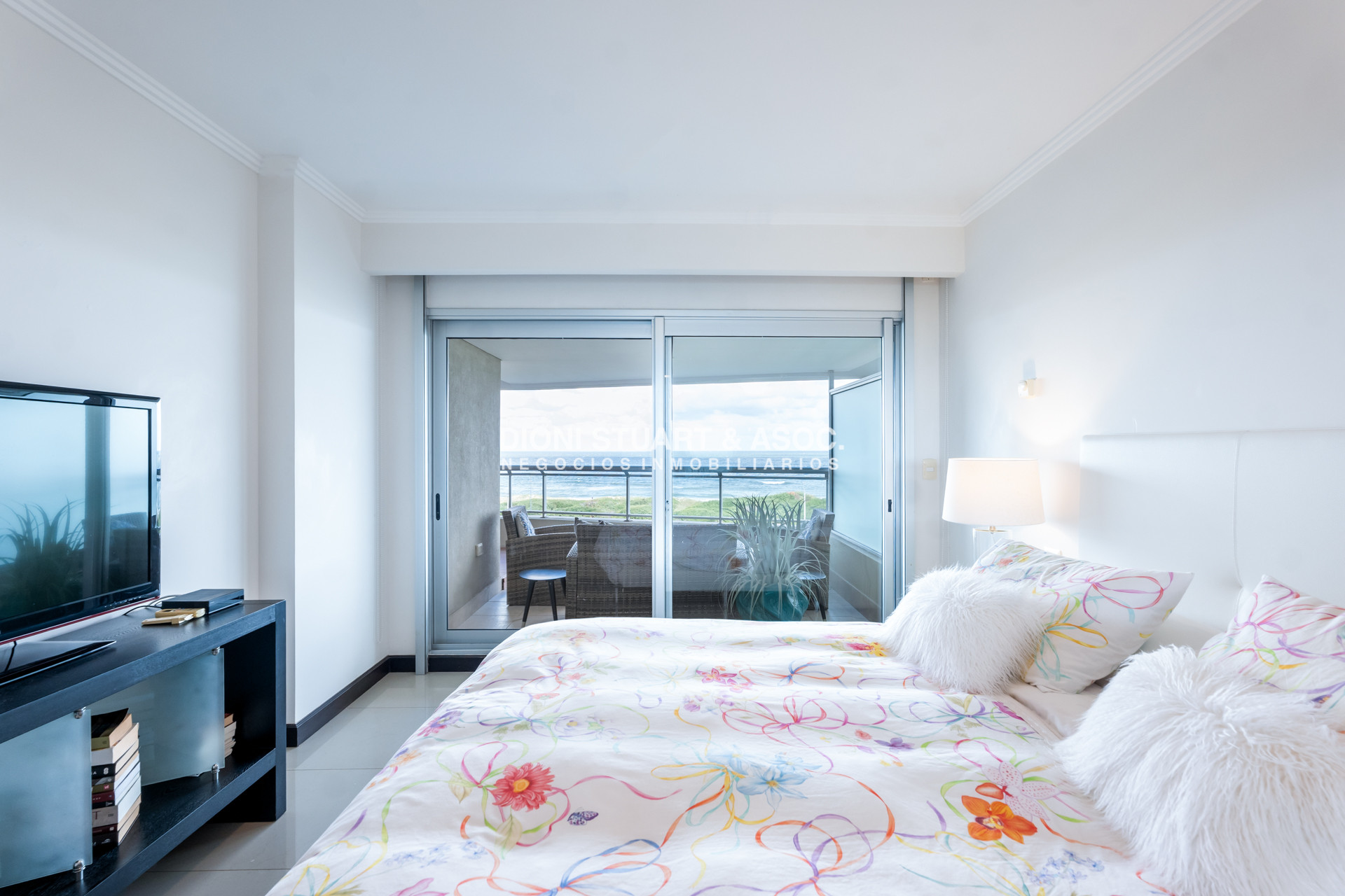 Apartamento ID.939 - TORRE LOBOS DEPARTAMENTO CENTRAL EN VENTA DE 3 DORMITORIOS EN SUITE + DEP. SERV. - PRIMERA LINEA PLAYA BRAVA
