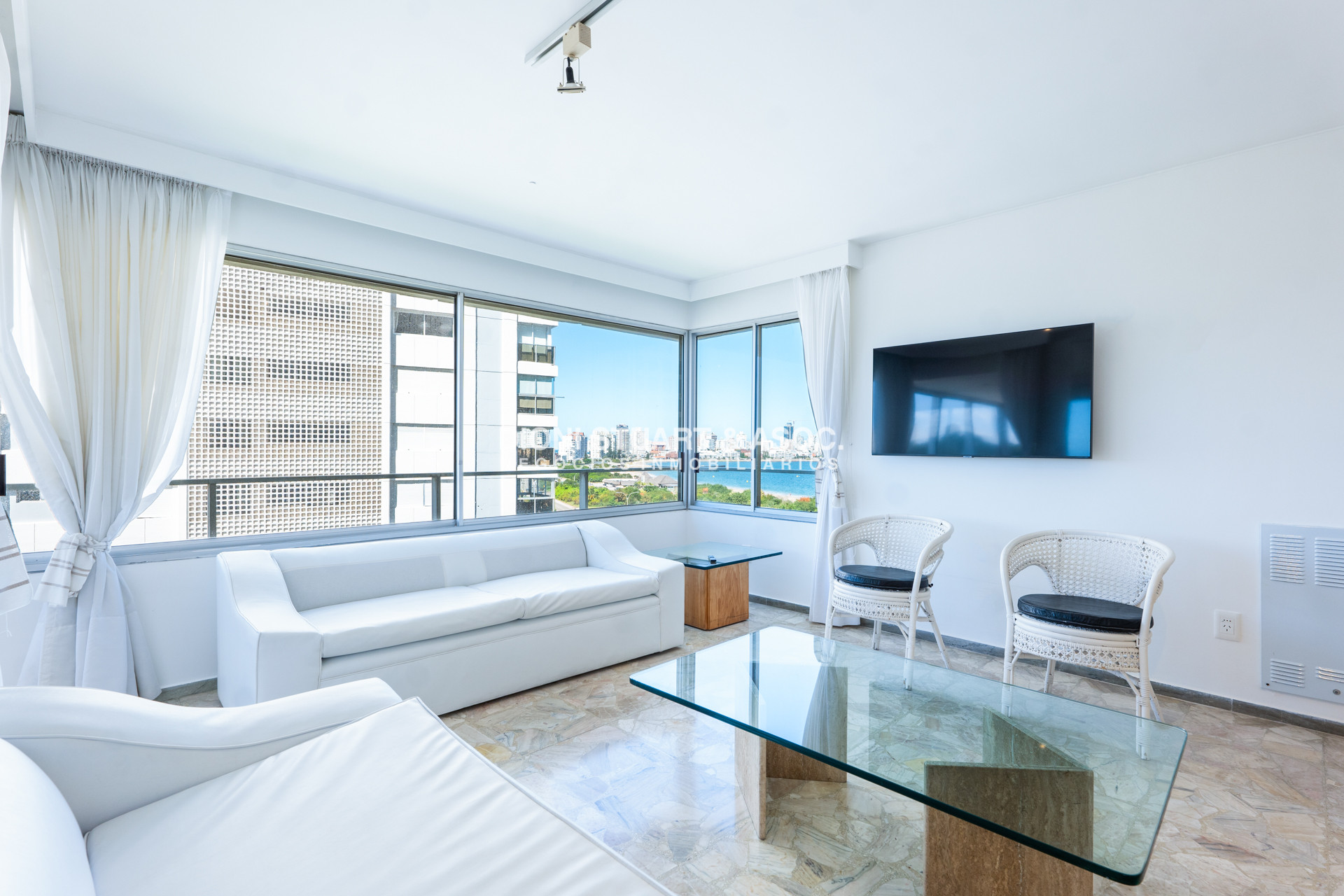 Apartamento ID.935 - DEPARTAMENTO EN VENTA FRENTE AL MAR DE 2 DORMITORIOS Y DEPENDENCIA DE SERVICIO RECICLADO EN TUNQUELEN I - PRIMERA LINEA PLAYA MANSA
