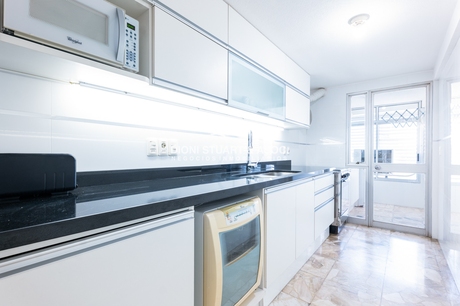 Apartamento ID.367 - SE VENDE DEPARTAMENTO PRIMERA LINEA MANSA - 2 DORM Y MEDIO - RECICLADO - TORRE WASHINGTON - COMPLEJO LINCOLN CENTER
