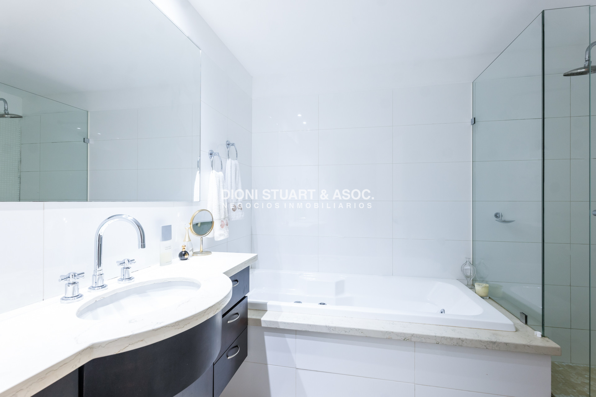 Apartamento ID.939 - TORRE LOBOS DEPARTAMENTO CENTRAL EN VENTA DE 3 DORMITORIOS EN SUITE + DEP. SERV. - PRIMERA LINEA PLAYA BRAVA