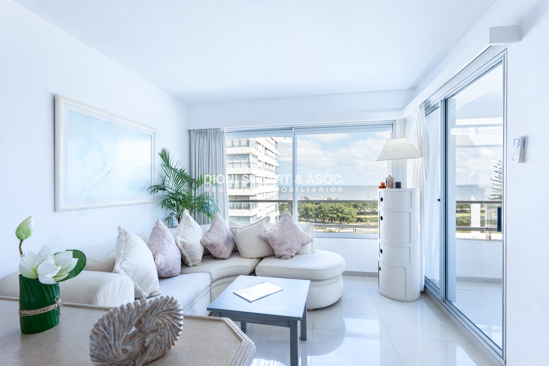 Apartamento ID.1058 - VENTA APARTAMENTO 1 DORMITORIO Y MEDIO - PLAYA MANSA - RECICLADO - COMPLEJO LINCOLN CENTER