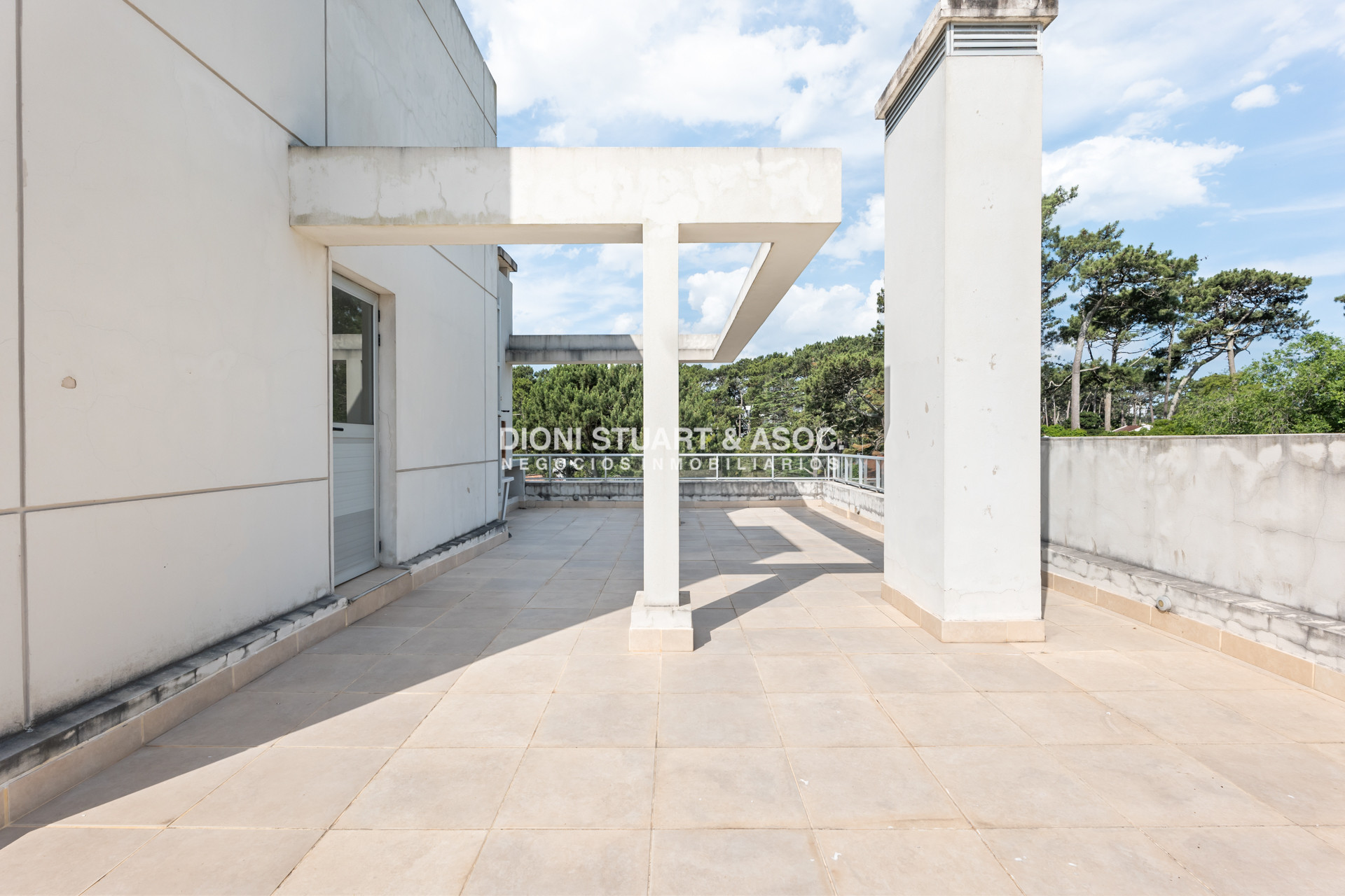 Apartamento ID.860 - APARTAMENTO EN VENTA EN PLAYA MANSA DE 2 DORMITORIOS CON PARRILLERO - EDIFICIO MONET