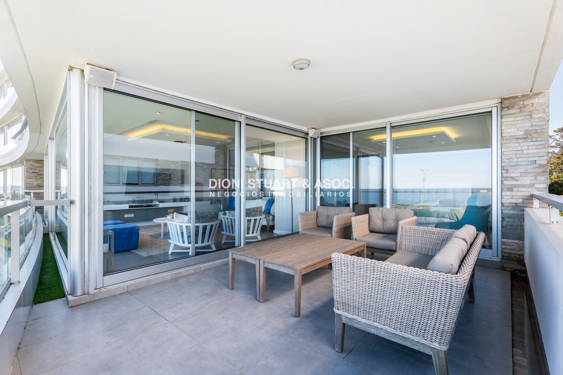 Apartamento ID.1017 - APARTAMENTO EN VENTA - PLAYA MANSA - LUMIERE - ESQUIENRO - 3 DORM + DEP. SERV