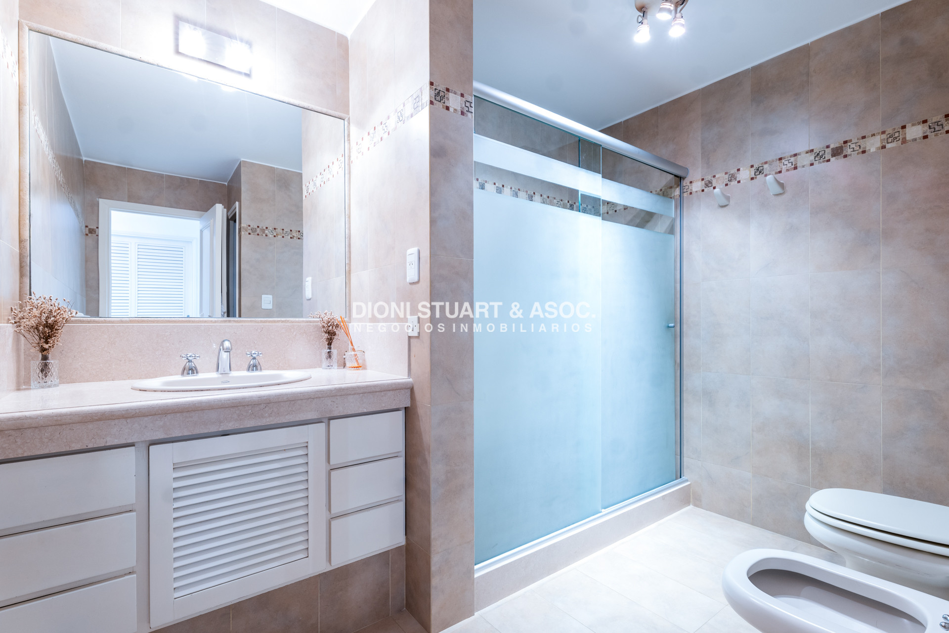Apartamento ID.978 - APARTAMENTO EN VENTA EN EDIFICIO IMARANGATU - 3 DORM + DEP. CON PARRILLERO