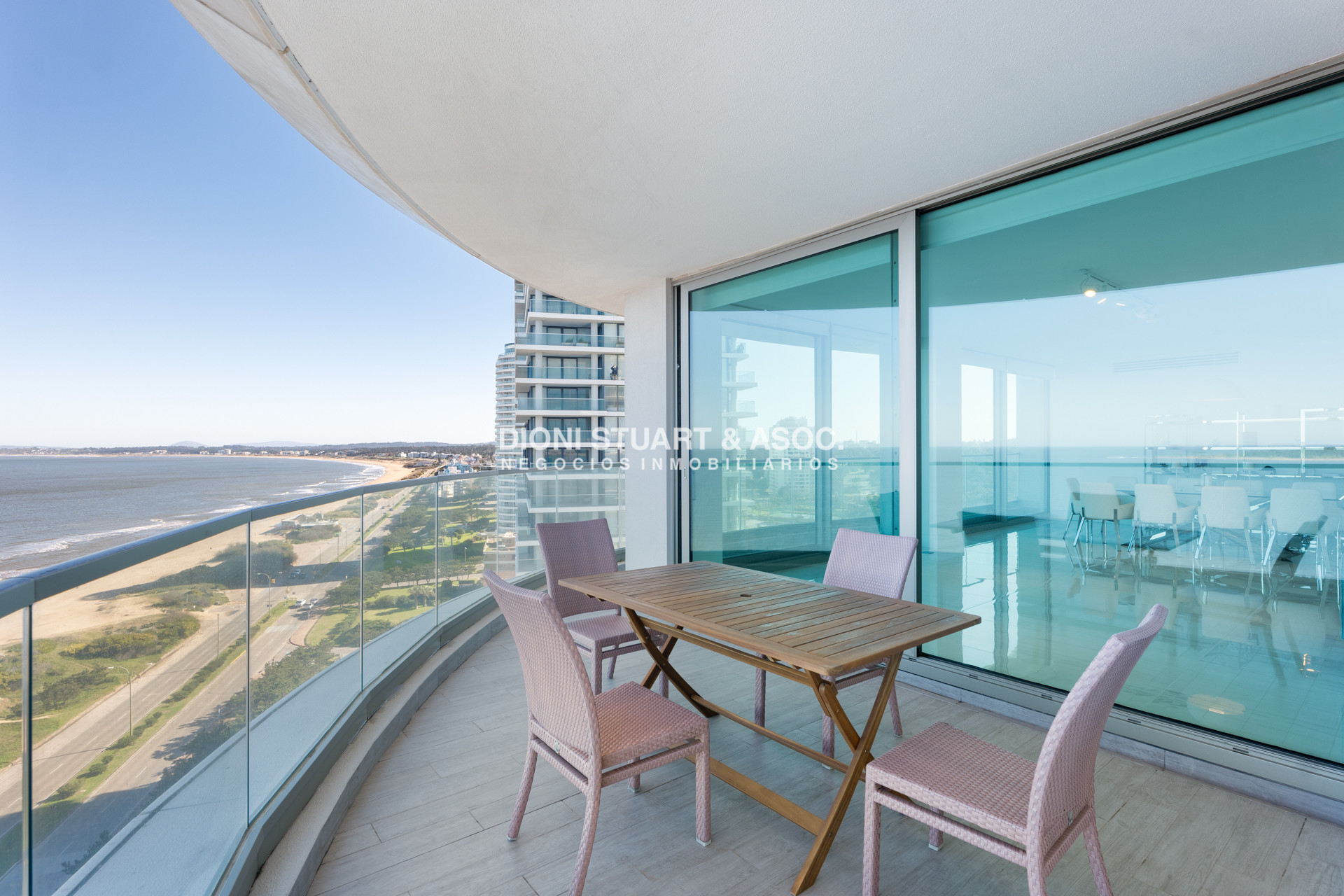 Apartamento ID.737 - FENDI CHATEAU EN VENTA ESQUINERO A PUNTA BALLENA 4 DORMITORIOS EN SUITE