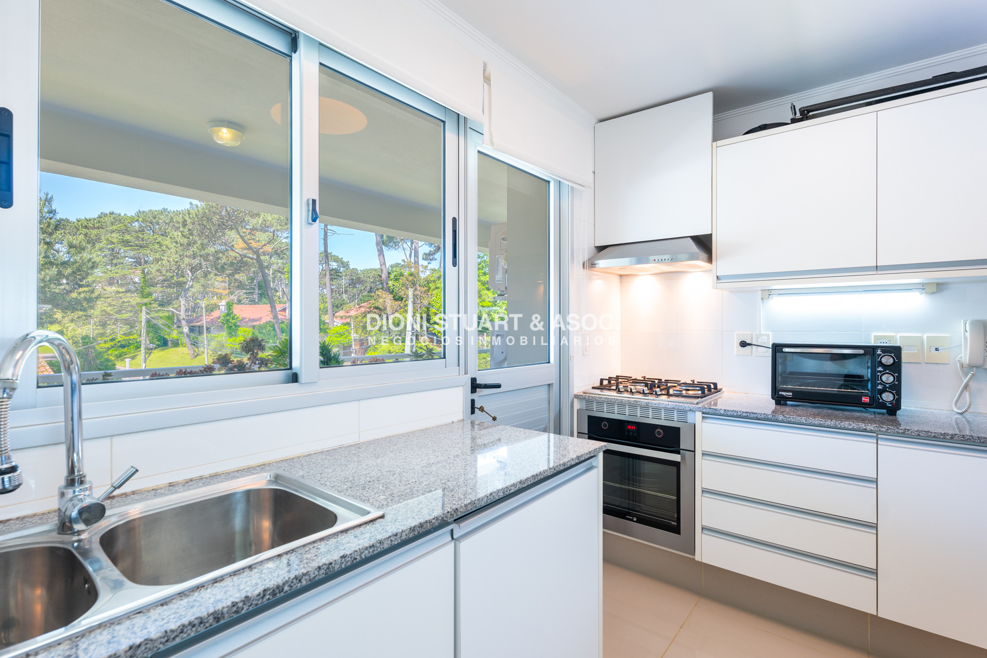 Apartamento ID.821 - APARTAMENTO EN VENTA EN PLAYA MANSA DE 2 DORMITORIOS CON PARRILLERO