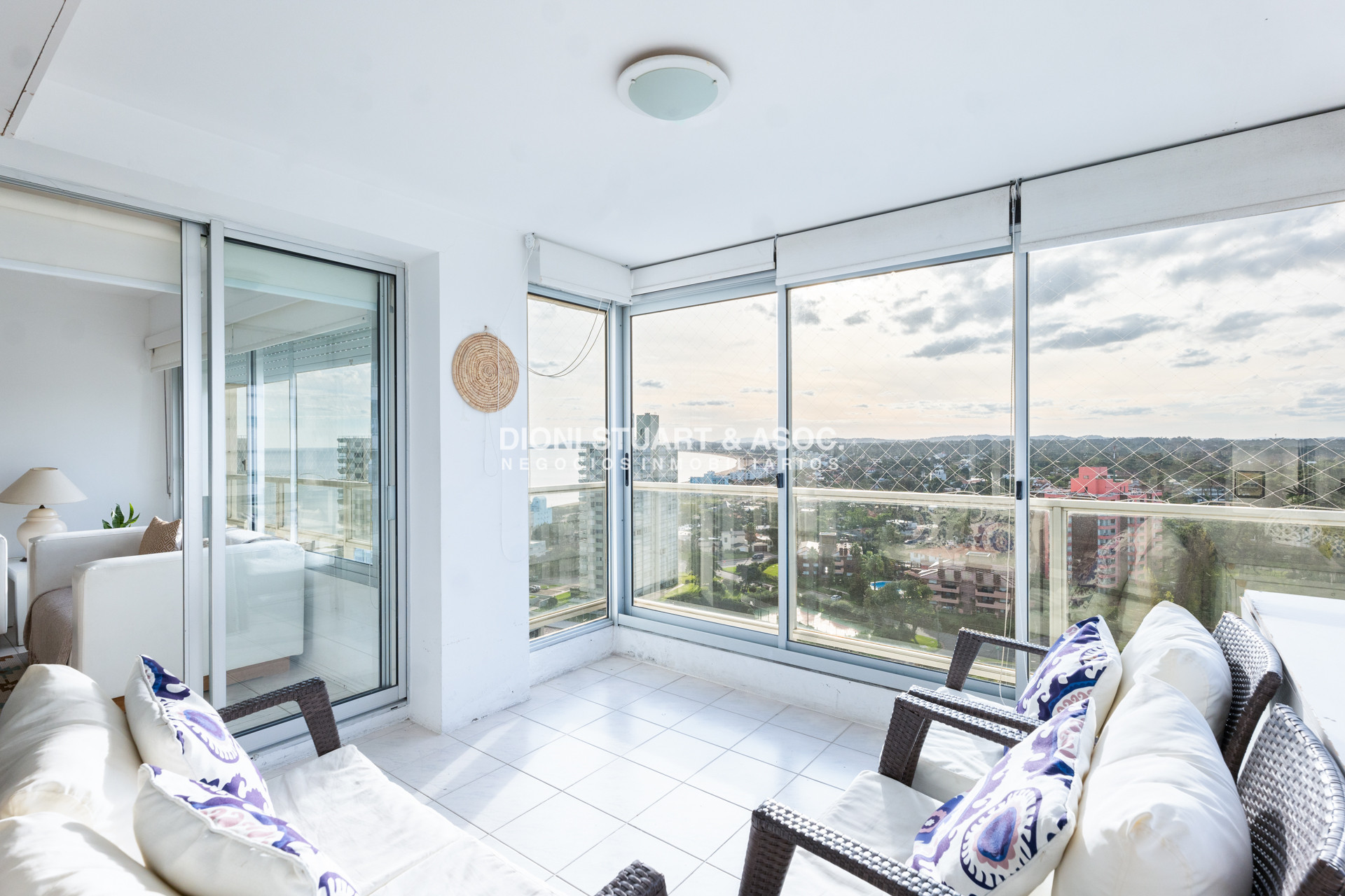 Apartamento ID.953 - APARTAMENTO EN VENTA FRENTE AL MAR 2 DORMITORIOS + DEPENDENCIA - COMPLEJO LINCOLN CENTER - PLAYA MANSA