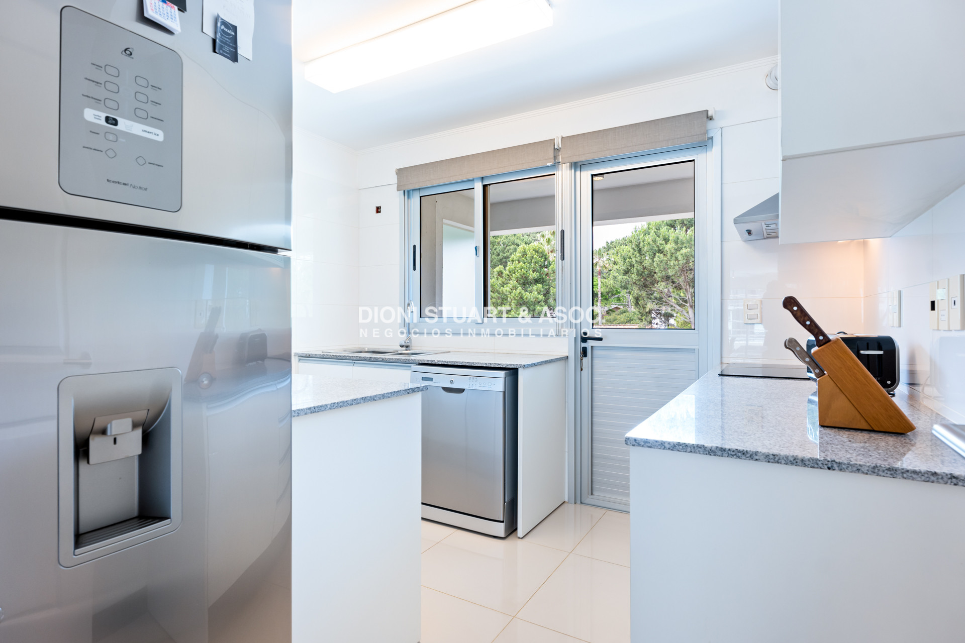 Apartamento ID.860 - APARTAMENTO EN VENTA EN PLAYA MANSA DE 2 DORMITORIOS CON PARRILLERO - EDIFICIO MONET