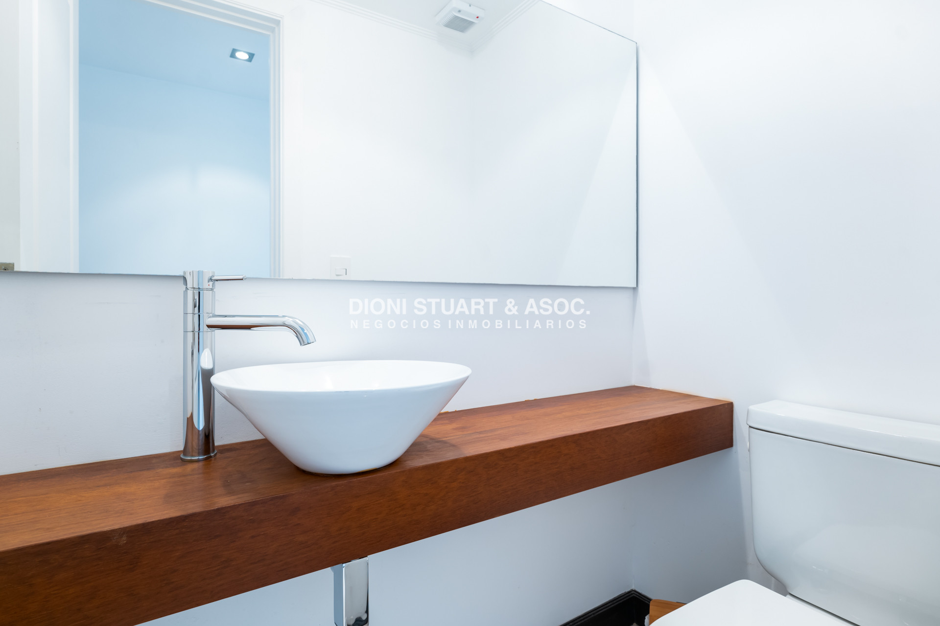 Apartamento ID.860 - APARTAMENTO EN VENTA EN PLAYA MANSA DE 2 DORMITORIOS CON PARRILLERO - EDIFICIO MONET
