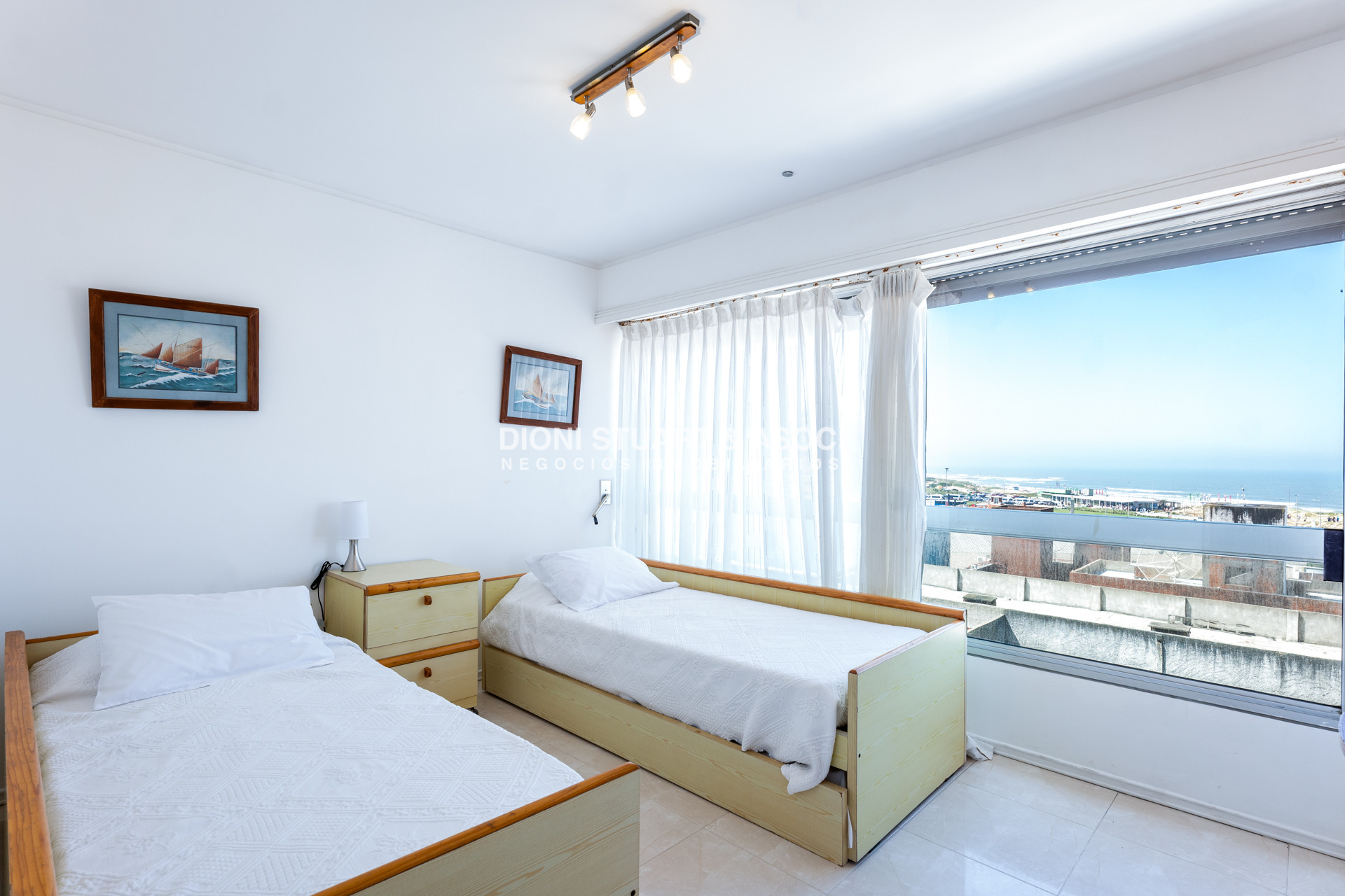 Apartamento ID.921 - DEPARTAMENTO EN ALQUILER ANUAL O DE TEMPORADA - 4 DORMITORIOS Y DEPENDENCIA - CON PARRILLERO - EDIFICIO EL TORREON - PLAYA MANSA