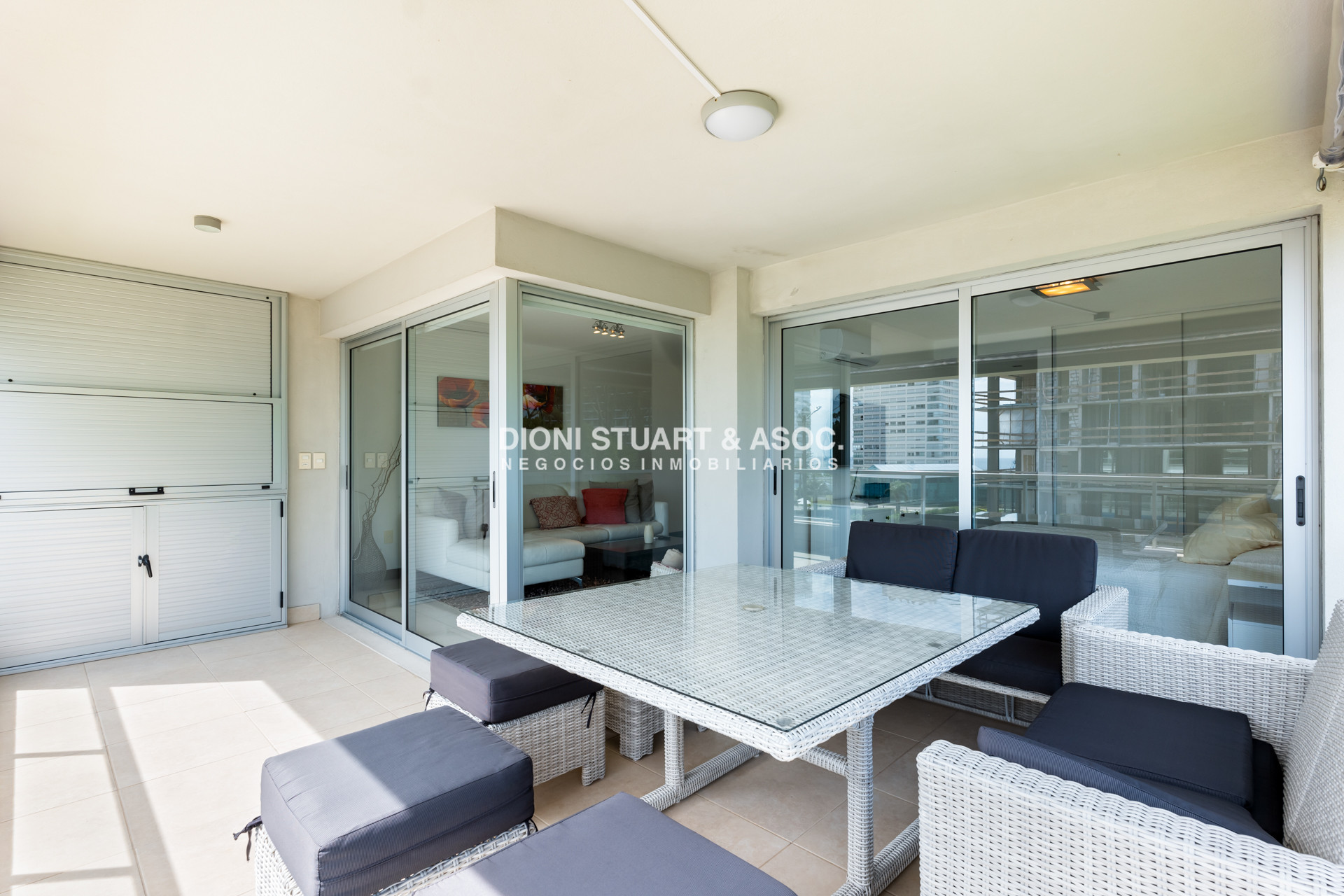 Apartamento ID.860 - APARTAMENTO EN VENTA EN PLAYA MANSA DE 2 DORMITORIOS CON PARRILLERO - EDIFICIO MONET