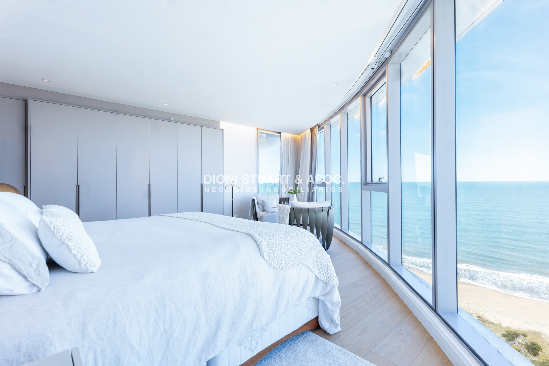 Apartamento ID.1121 - TRUMP UNIFICADO - 4 SUITES + DEPENDENCIA