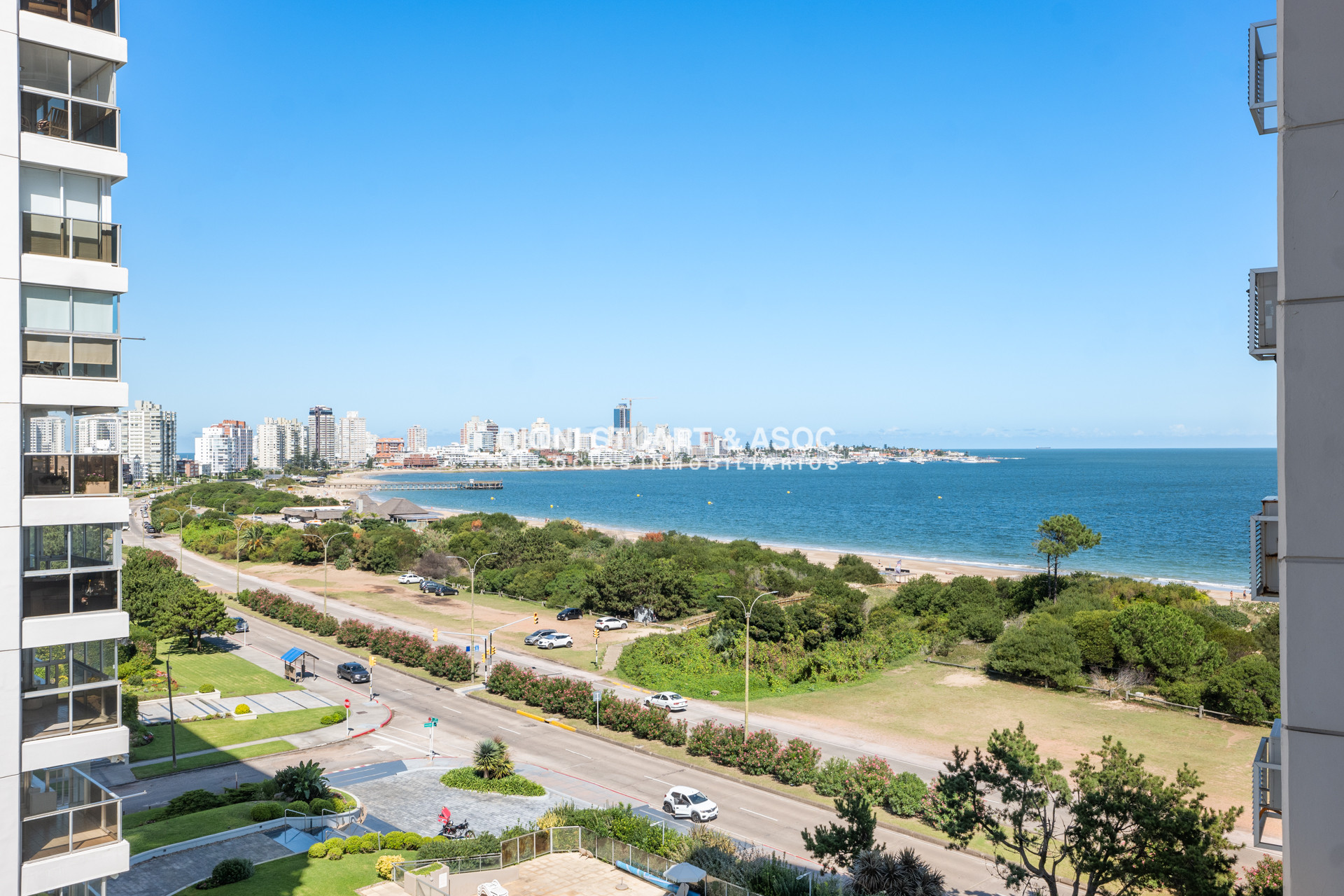 Apartamento ID.935 - DEPARTAMENTO EN VENTA FRENTE AL MAR DE 2 DORMITORIOS Y DEPENDENCIA DE SERVICIO RECICLADO EN TUNQUELEN I - PRIMERA LINEA PLAYA MANSA
