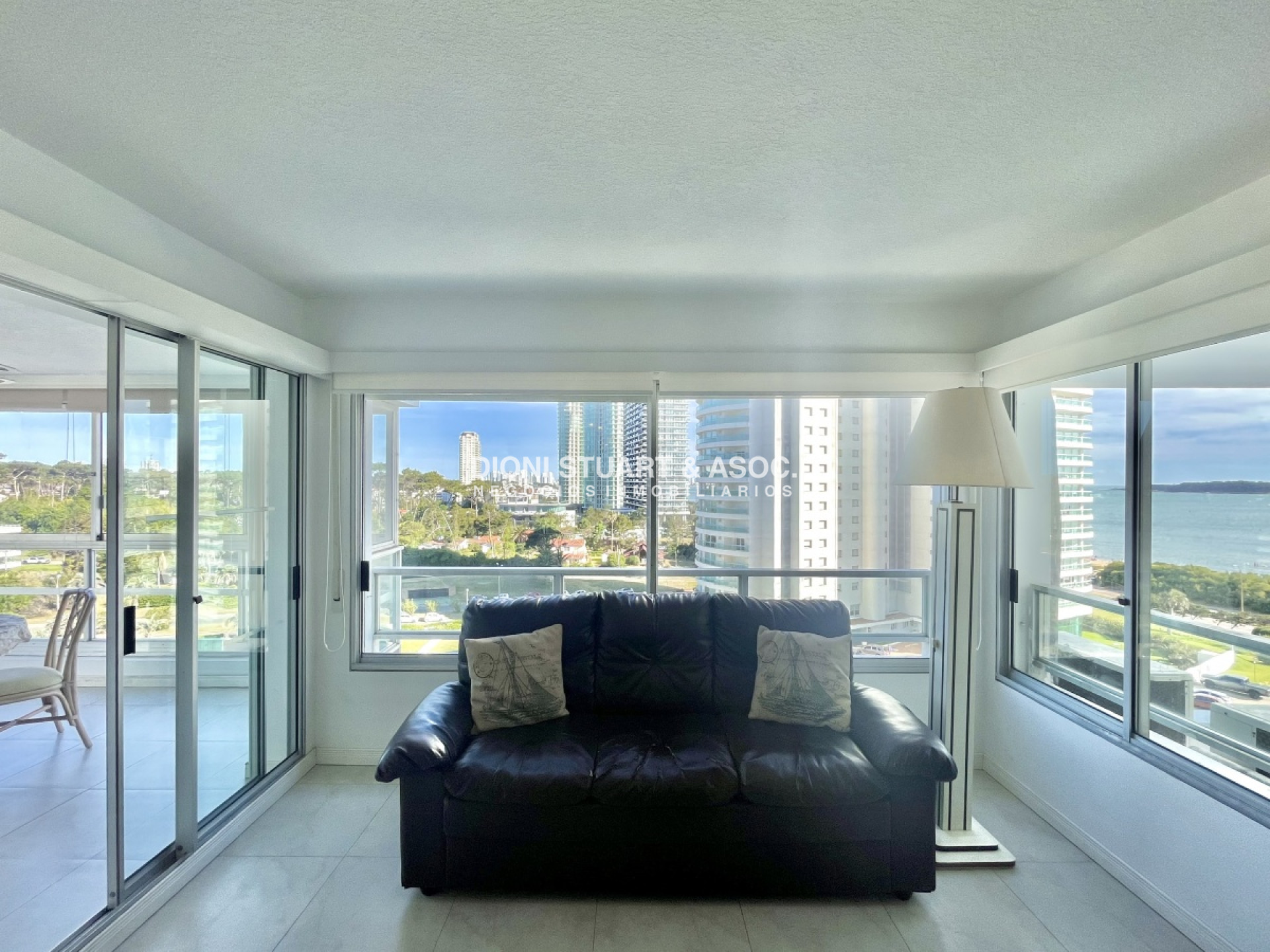 Apartamento ID.319 - Complejo Lincoln Center - En Venta - 2 Dorm + Dependencia - Playa Mansa