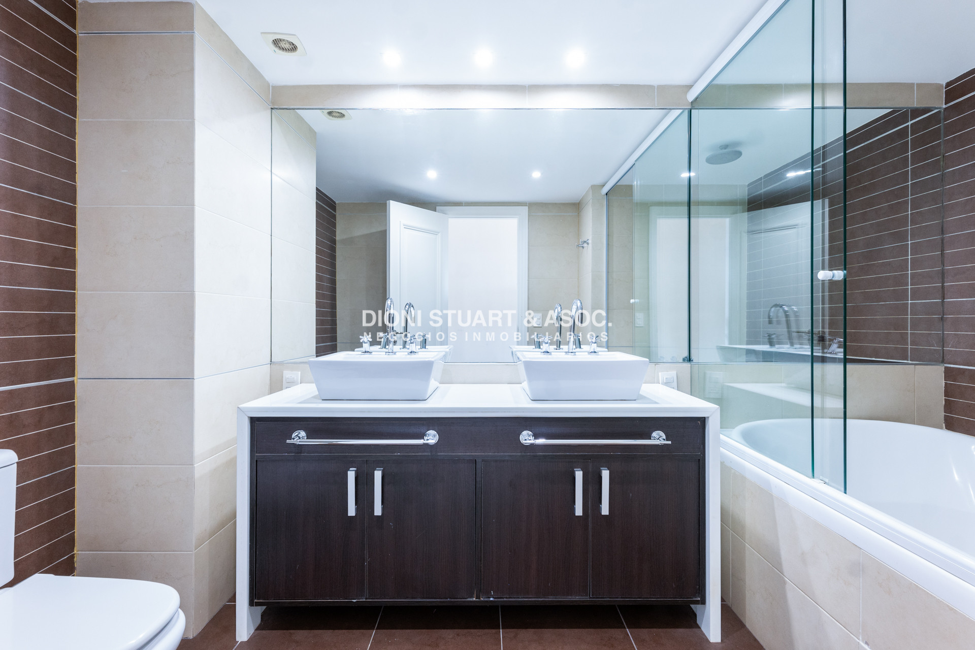 Apartamento ID.982 - APARTAMENTO EN IMPERIALE I EN VENTA - ESQUINERO - 3 DORMITORIOS EN SUITE + DEPENDENCIA