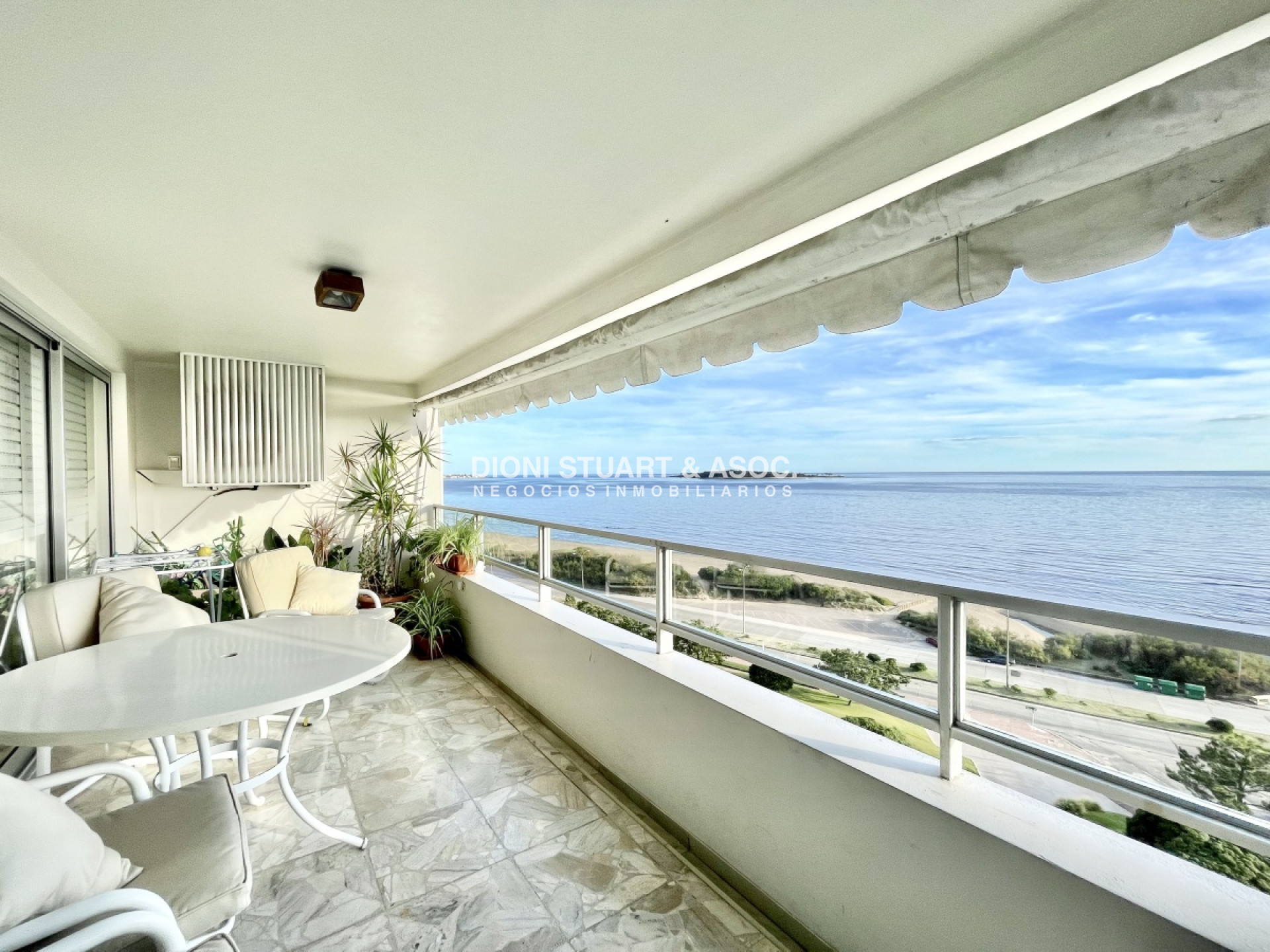 Apartamento ID.215 - APARTAMENTO EN ALQUILER 3 DORMITORIOS FRENTE AL MAR PLAYA MANSA - COMPLEJO LINCOLN CENTER